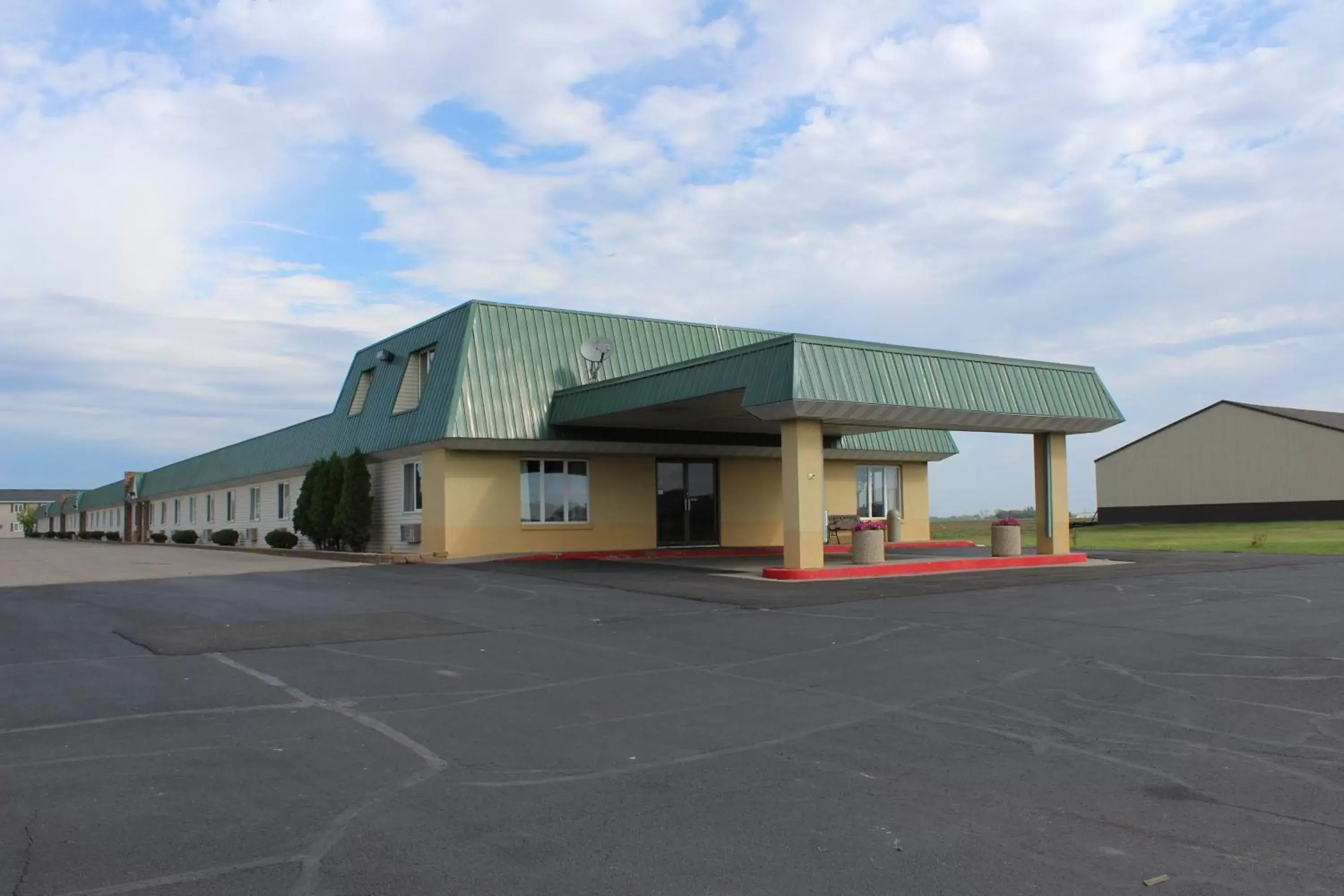 Property Building in East Grand Inn