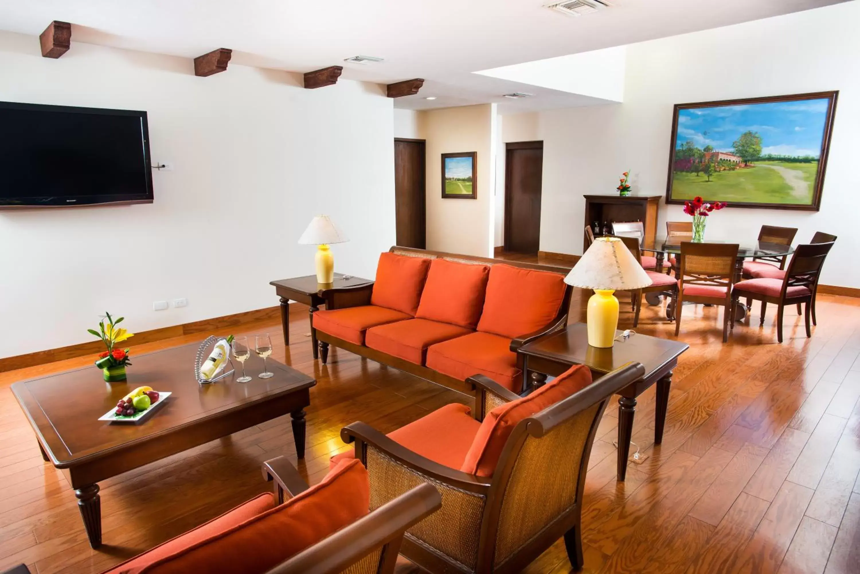 Photo of the whole room, Seating Area in Holiday Inn Merida, an IHG Hotel