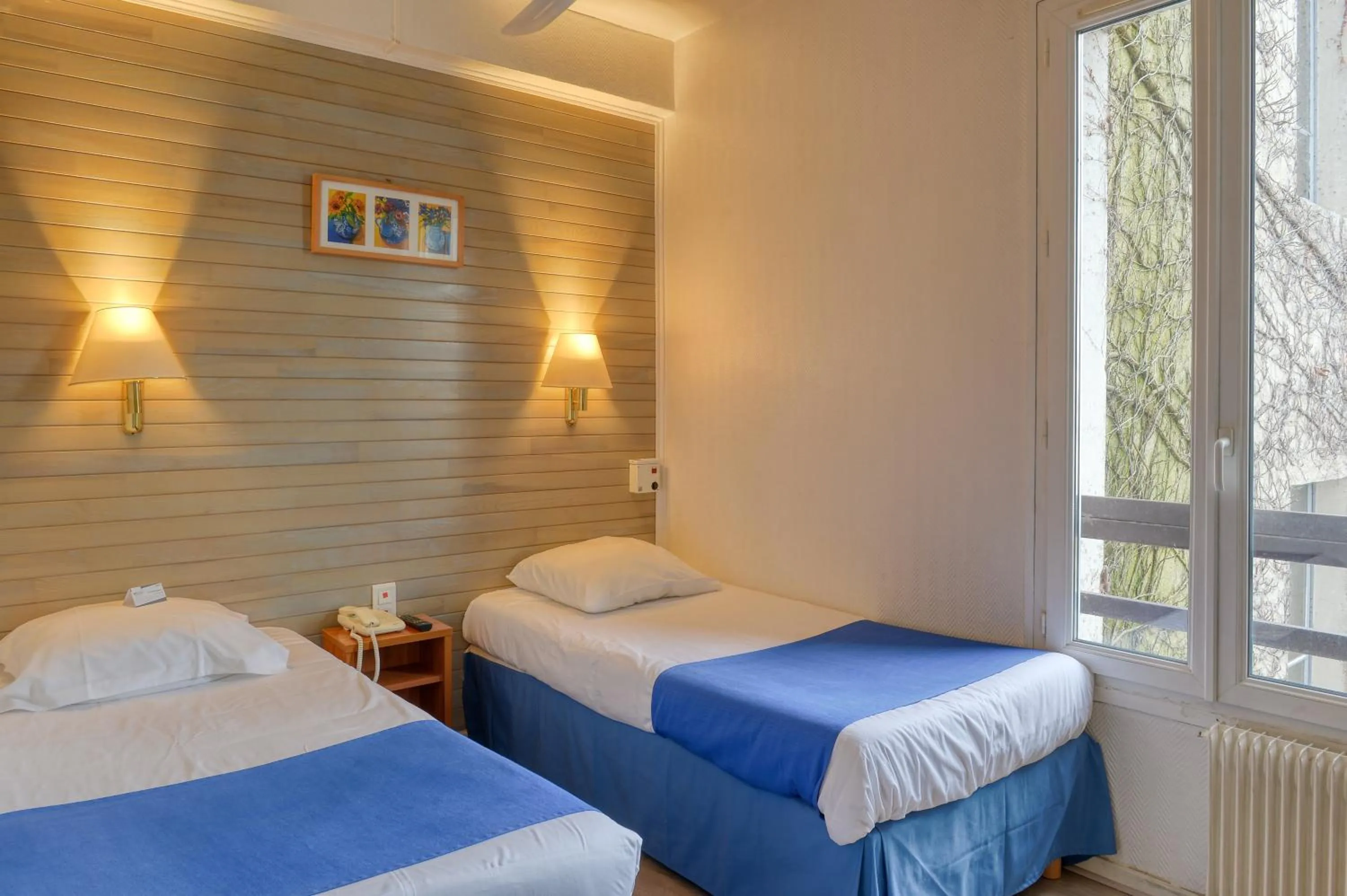 Bed in Brit Hotel du Commerce Bergerac