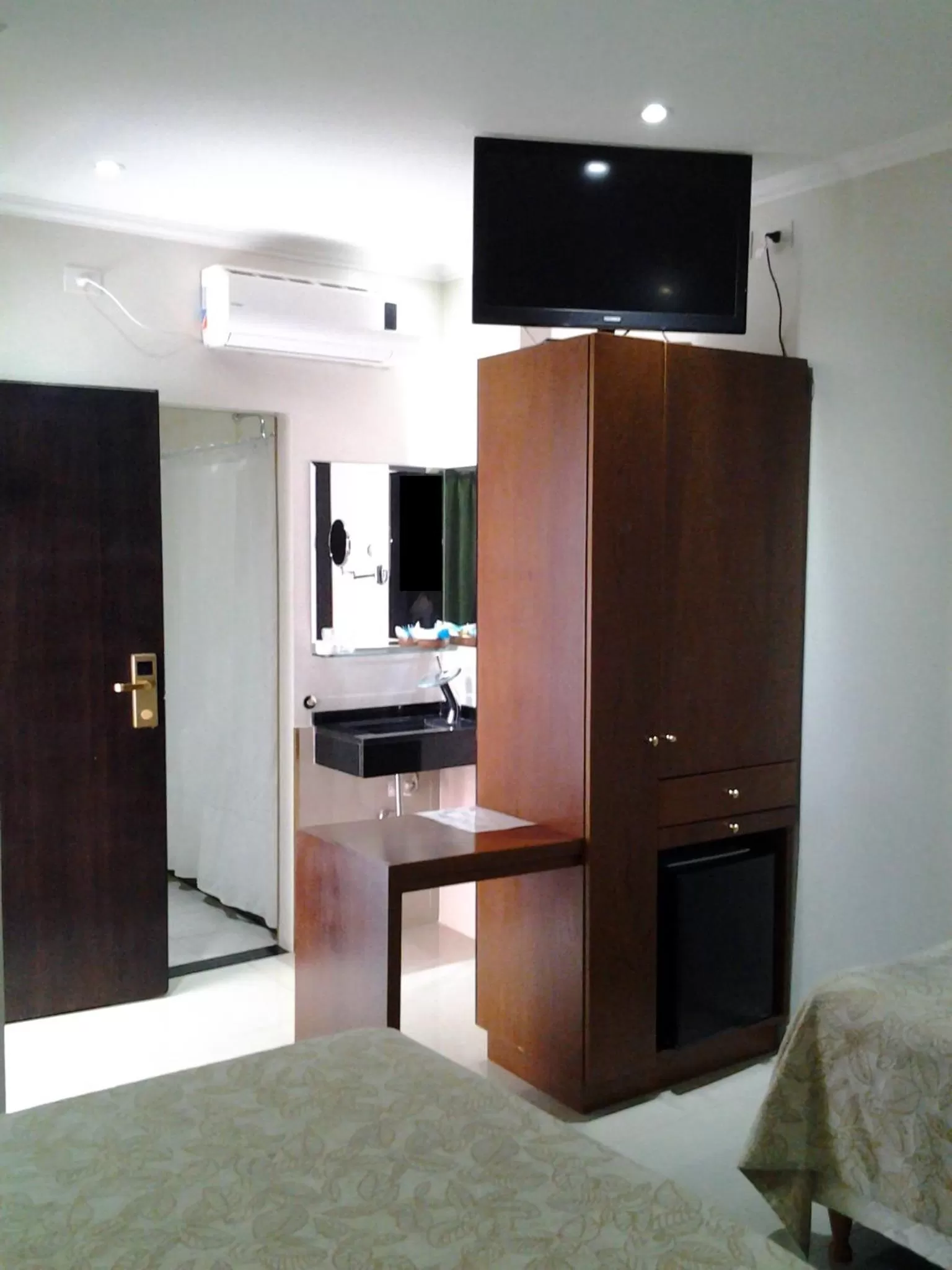 Photo of the whole room, Bed in Hotel Athos