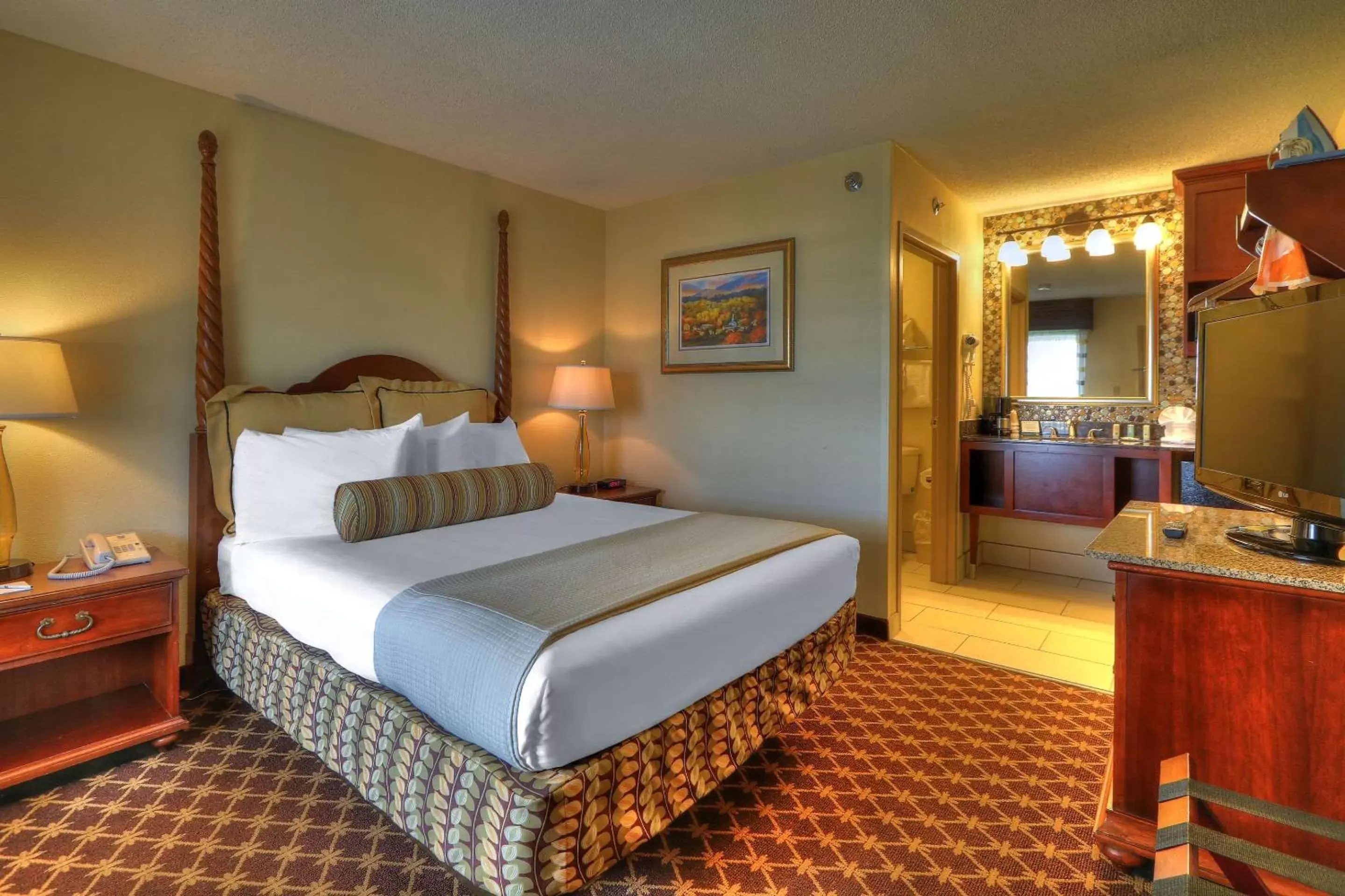 Photo of the whole room, Bed in Quality Inn Near the Island Pigeon Forge