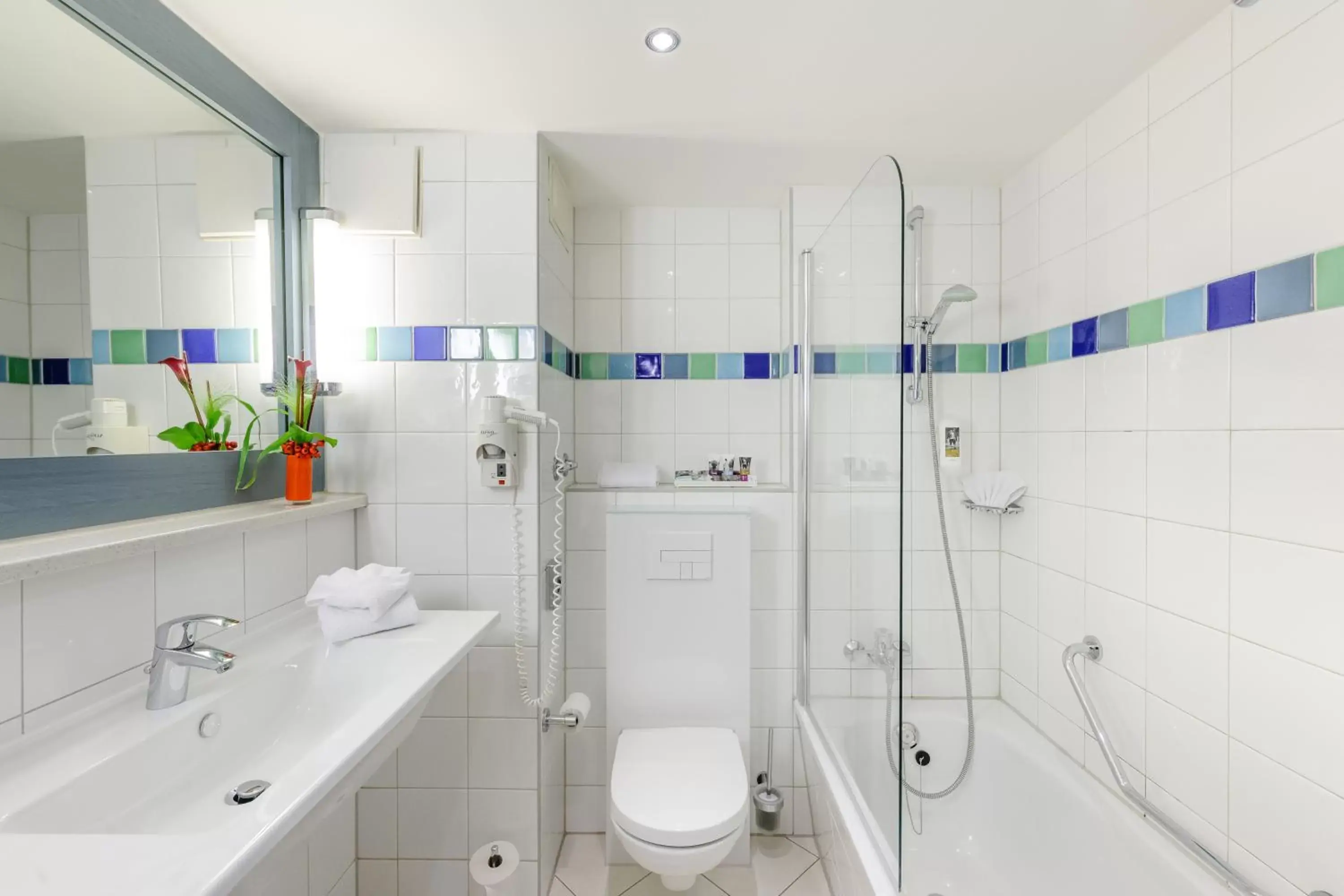 Shower, Bathroom in Mercure Hotel München Süd Messe