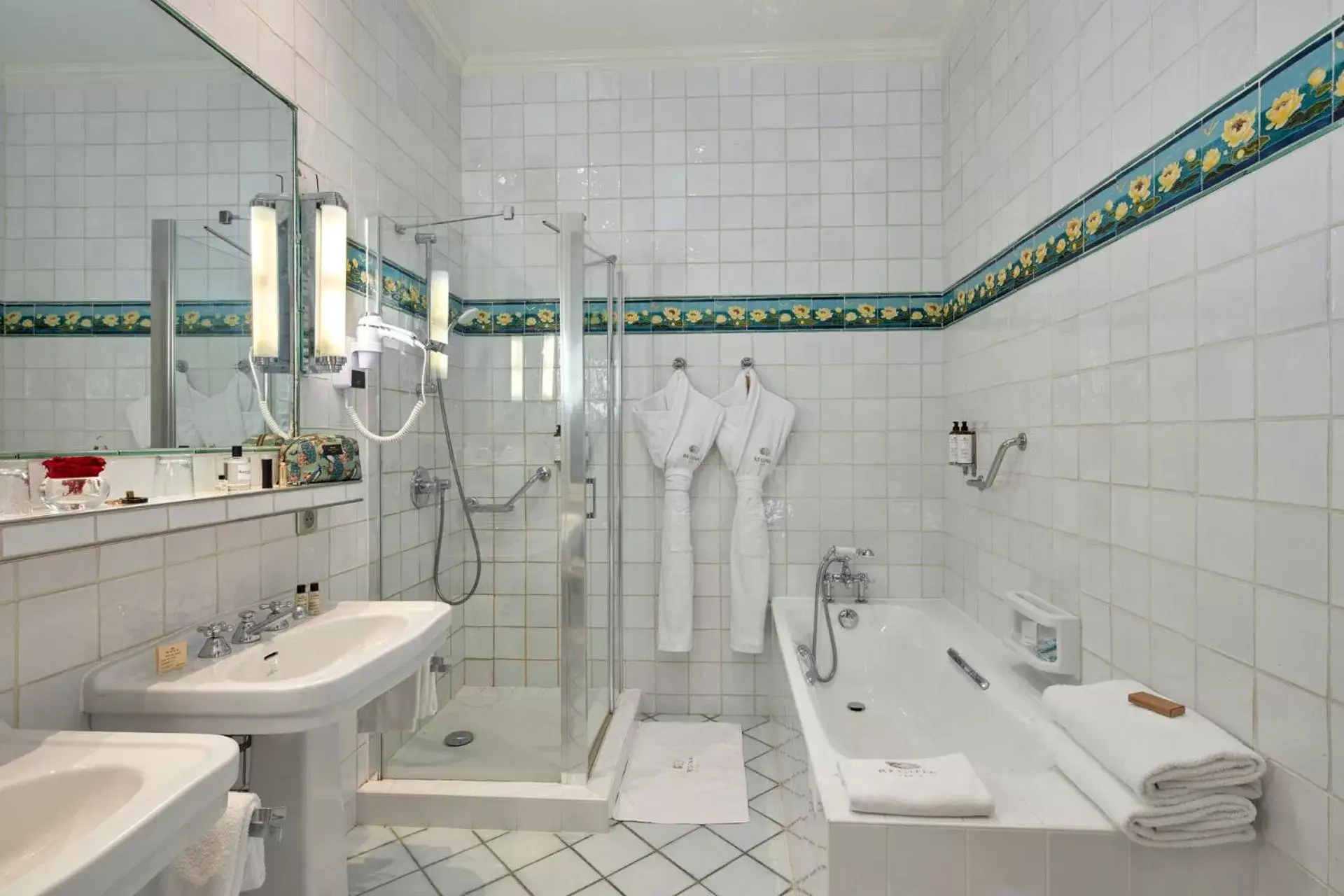 Shower, Bathroom in Hôtel Regina Louvre