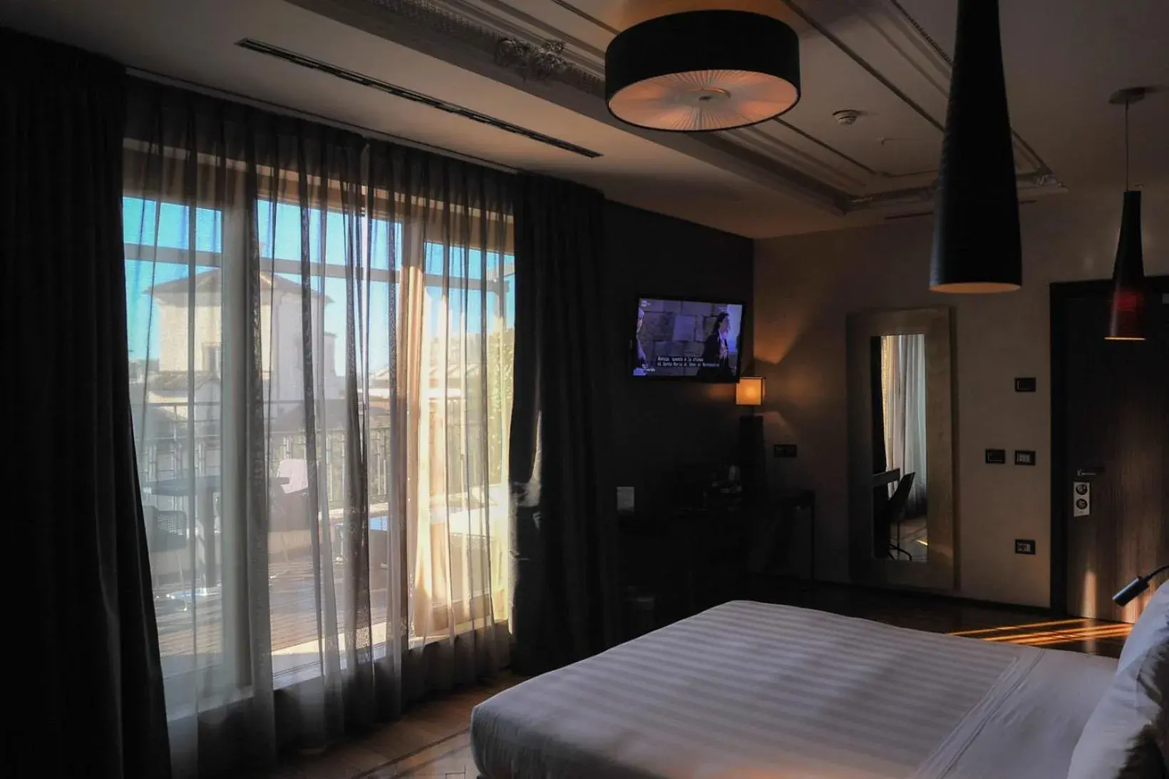 Bedroom, TV/Entertainment Center in Diva Luxury Hotel