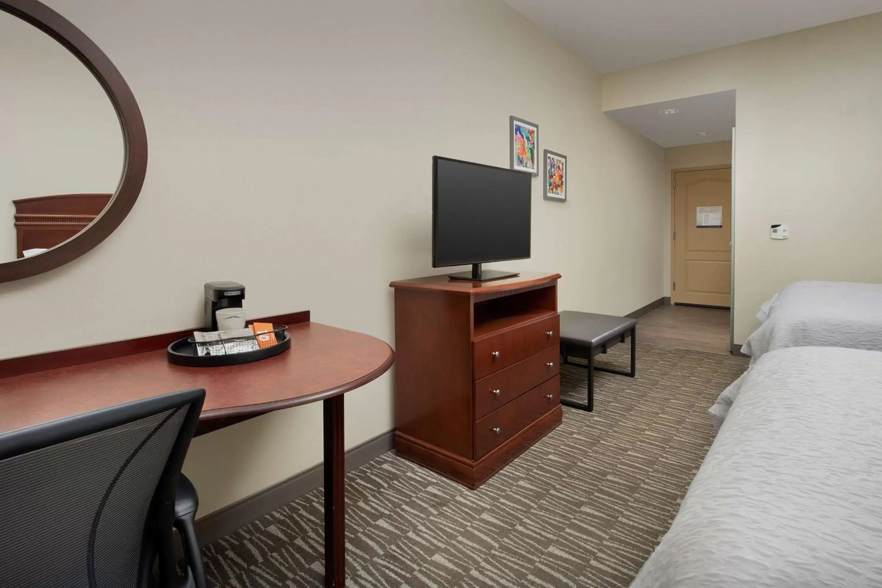 Bedroom, TV/Entertainment Center in Hampton Inn & Suites Lakeland-South Polk Parkway