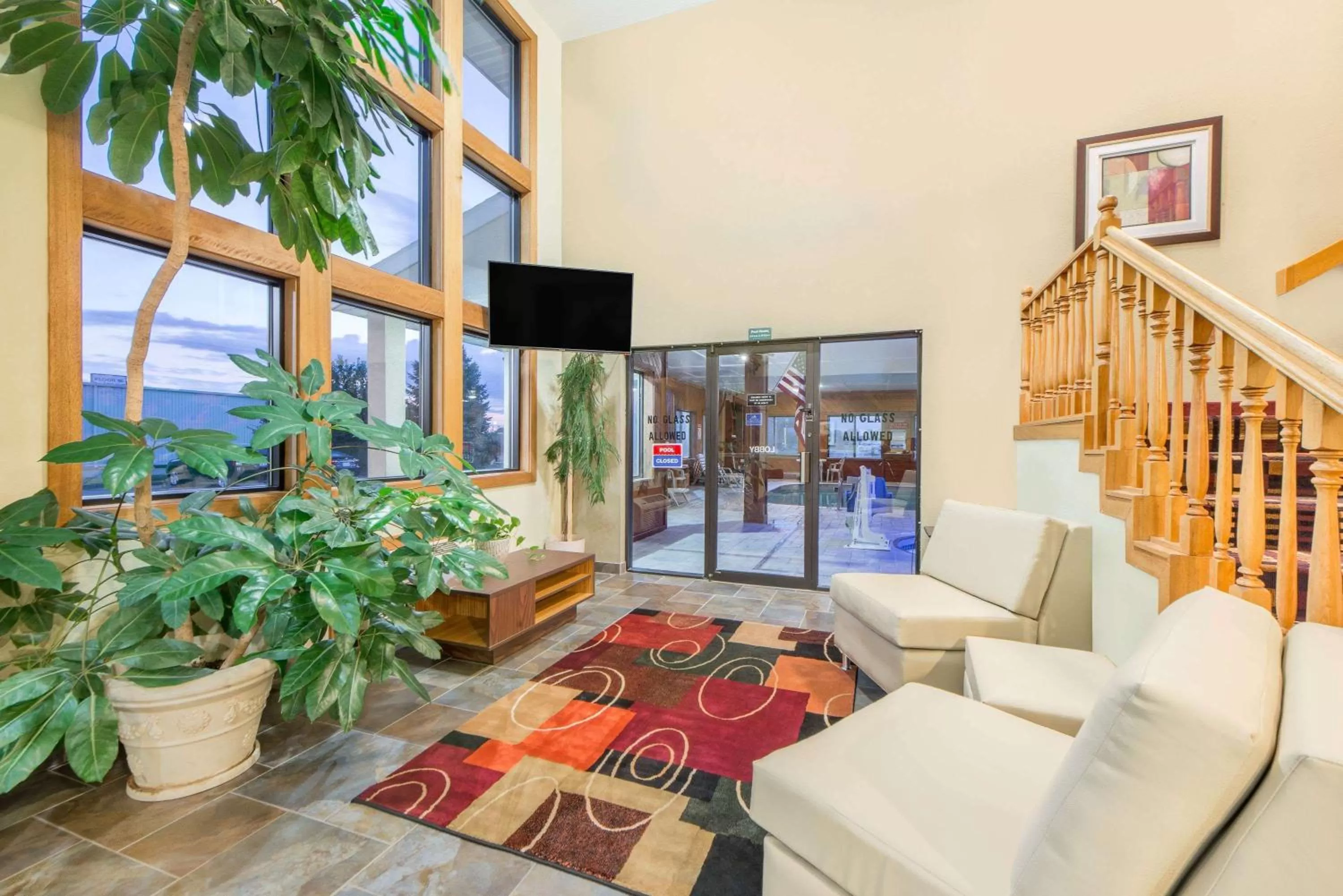 Lobby or reception in Super 8 by Wyndham Ottumwa