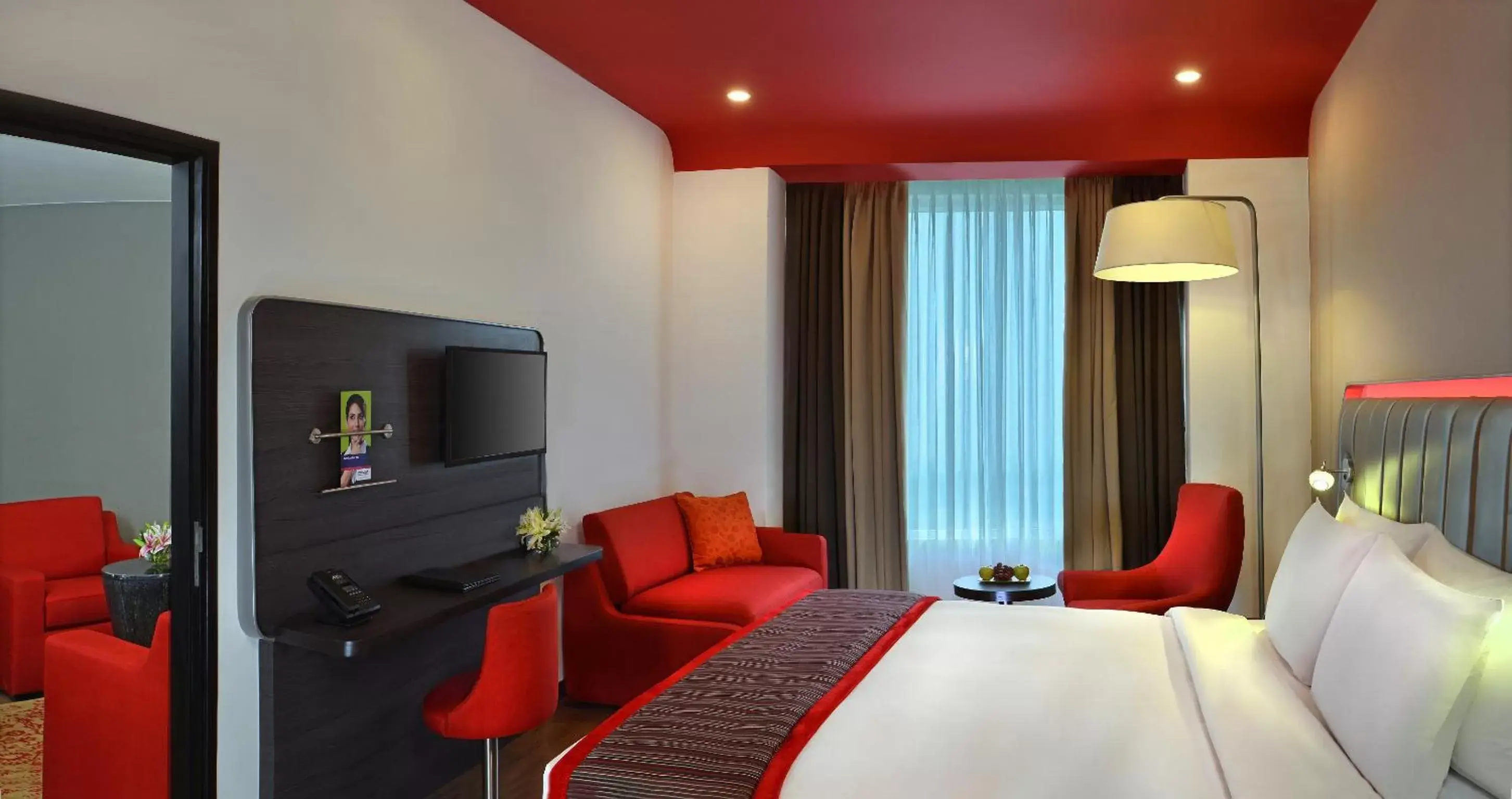 Bed, TV/Entertainment Center in Park Inn By Radisson Amritsar Airport