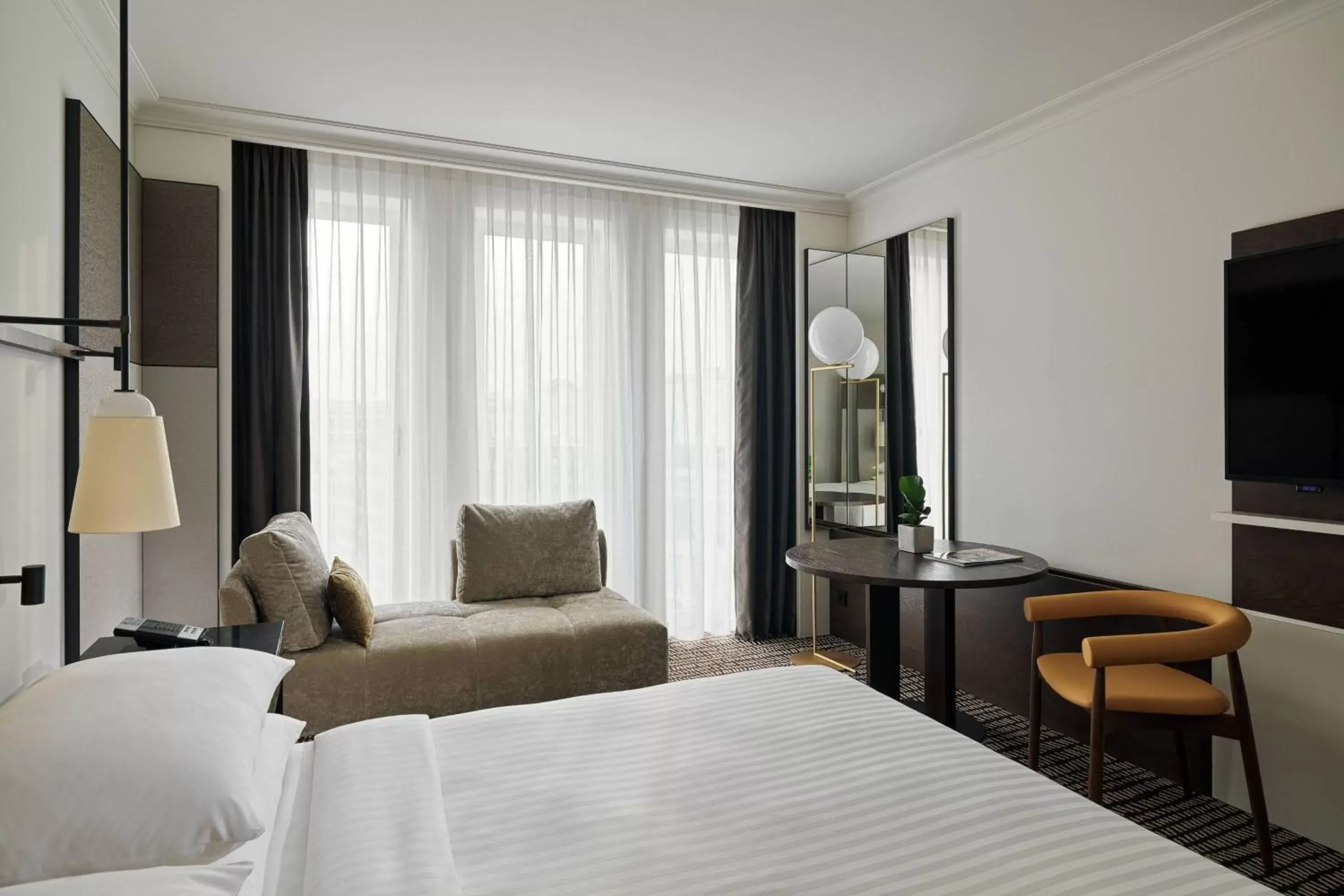 Photo of the whole room, Bed in Berlin Marriott Hotel