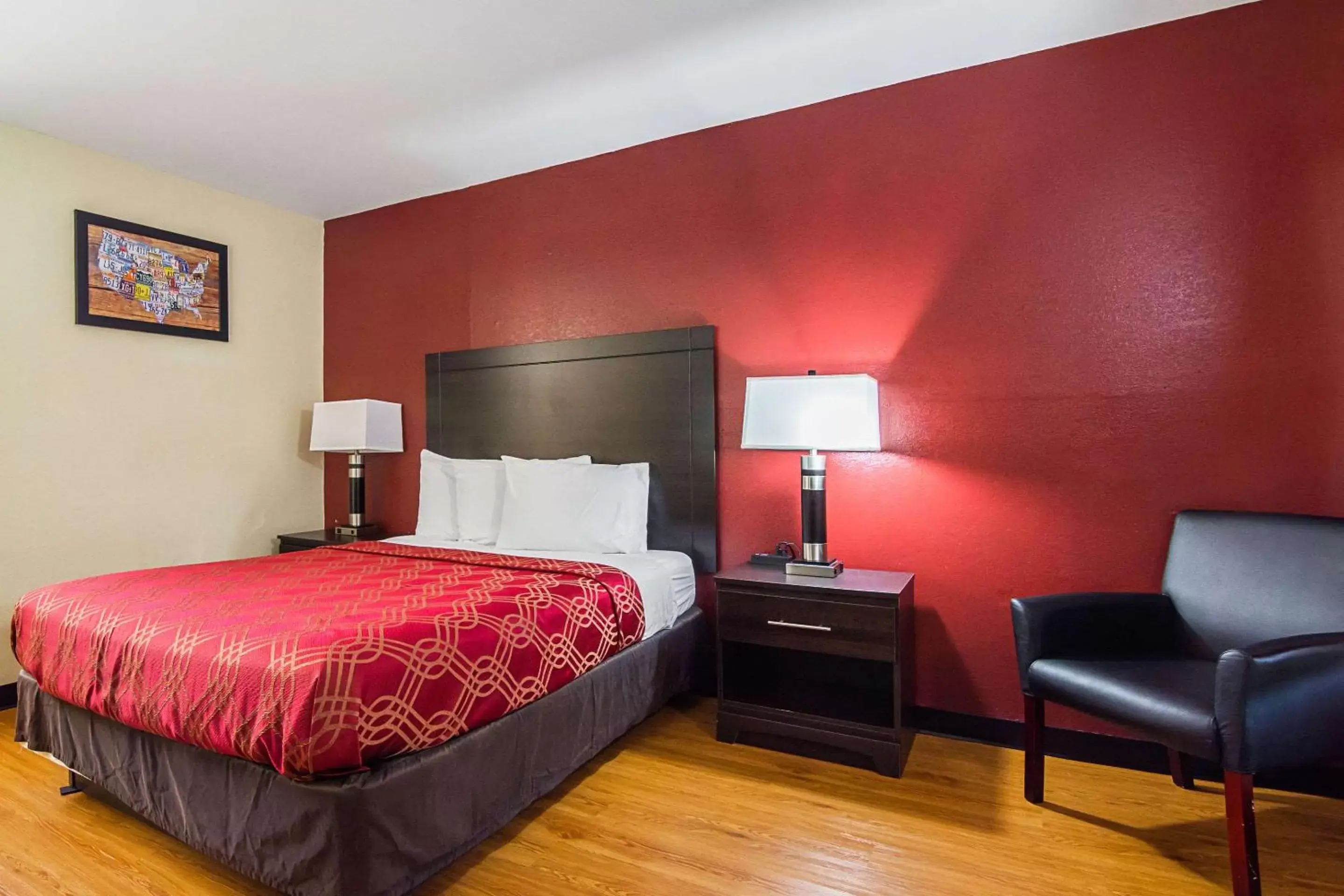 Photo of the whole room, Bed in Econo Lodge Research Triangle Park