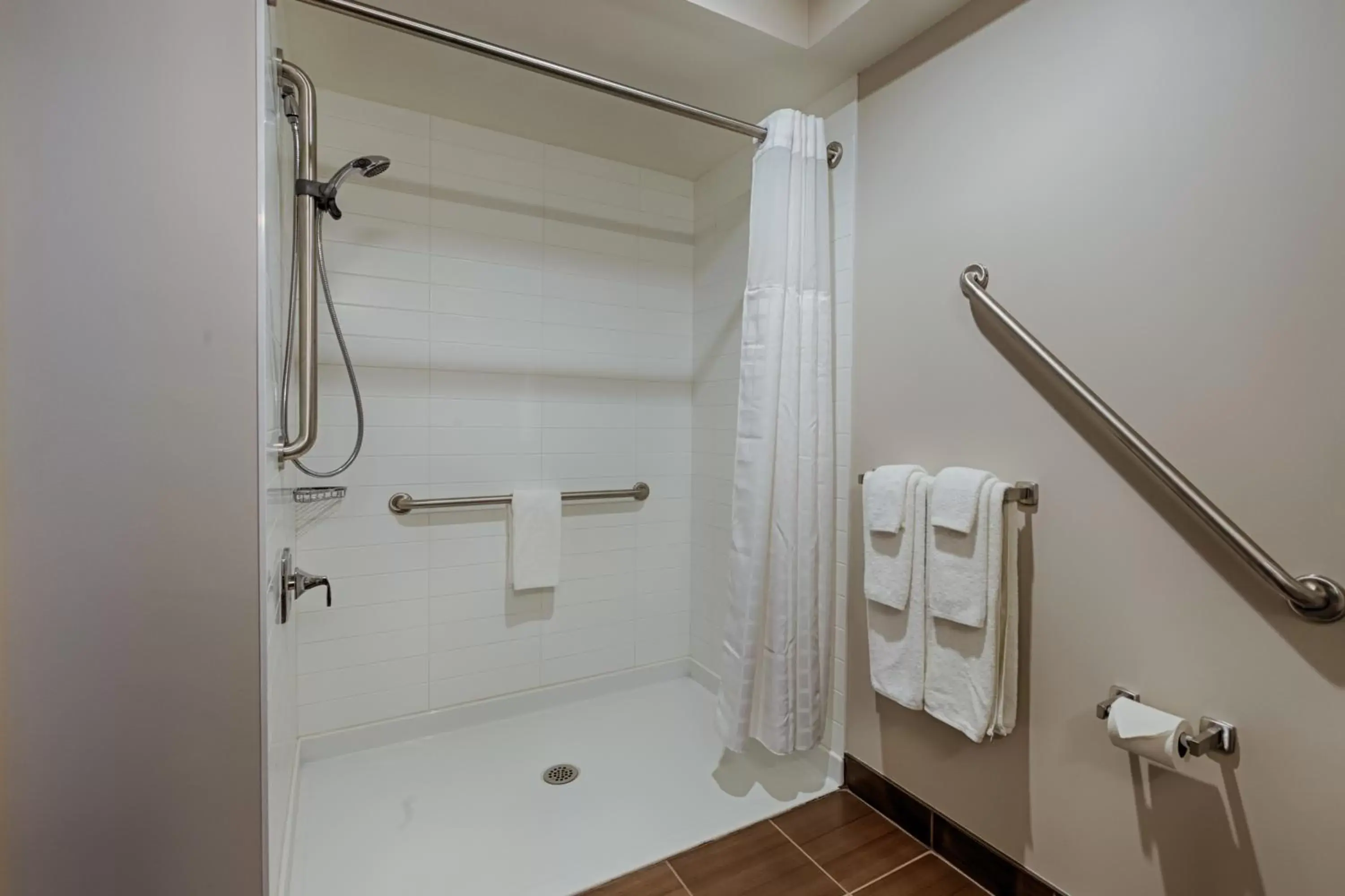 Shower, Bathroom in Microtel Casselman