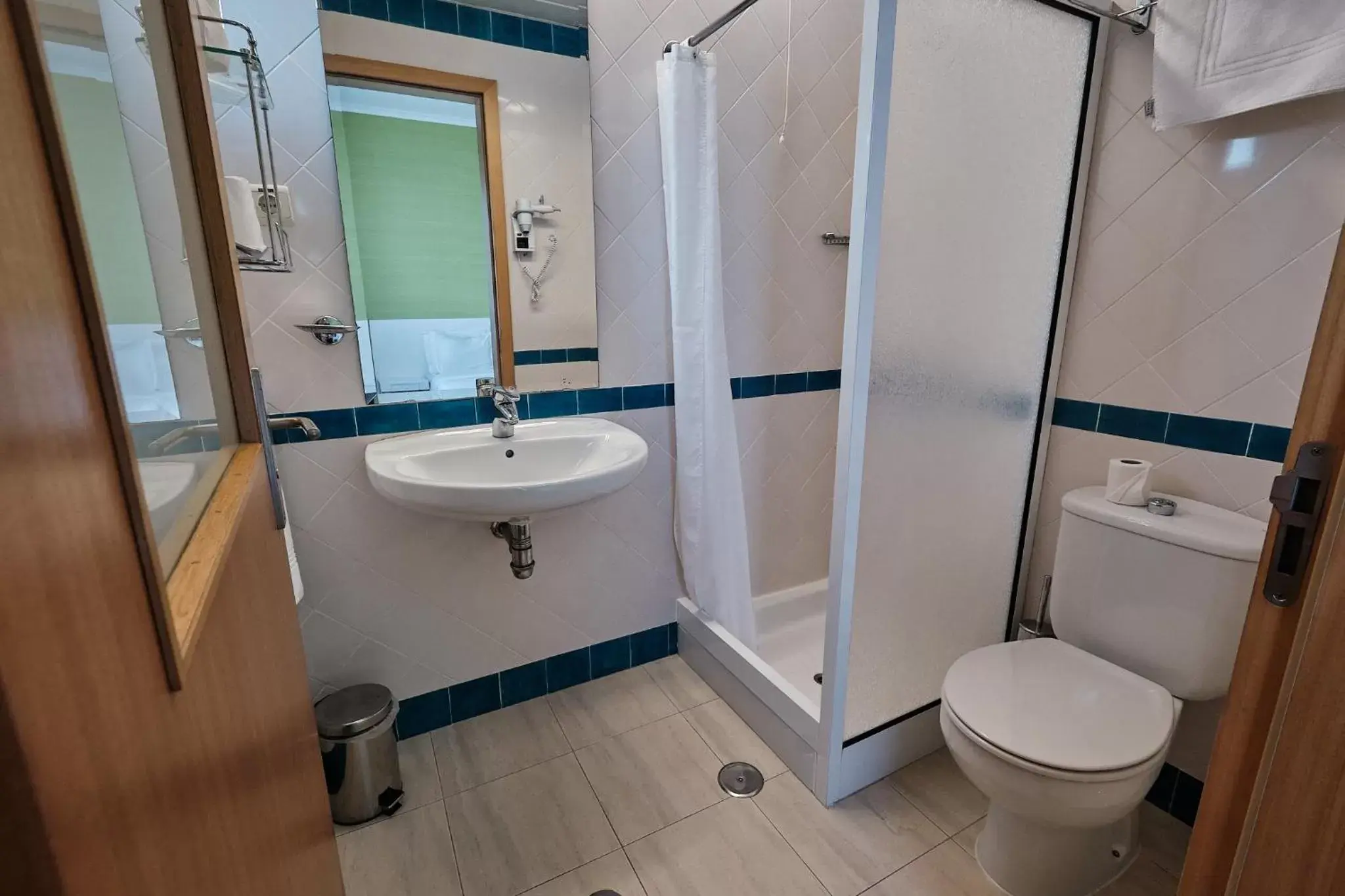 Shower, Bathroom in Hotel Varandas do Atlântico by RIDAN Hotels