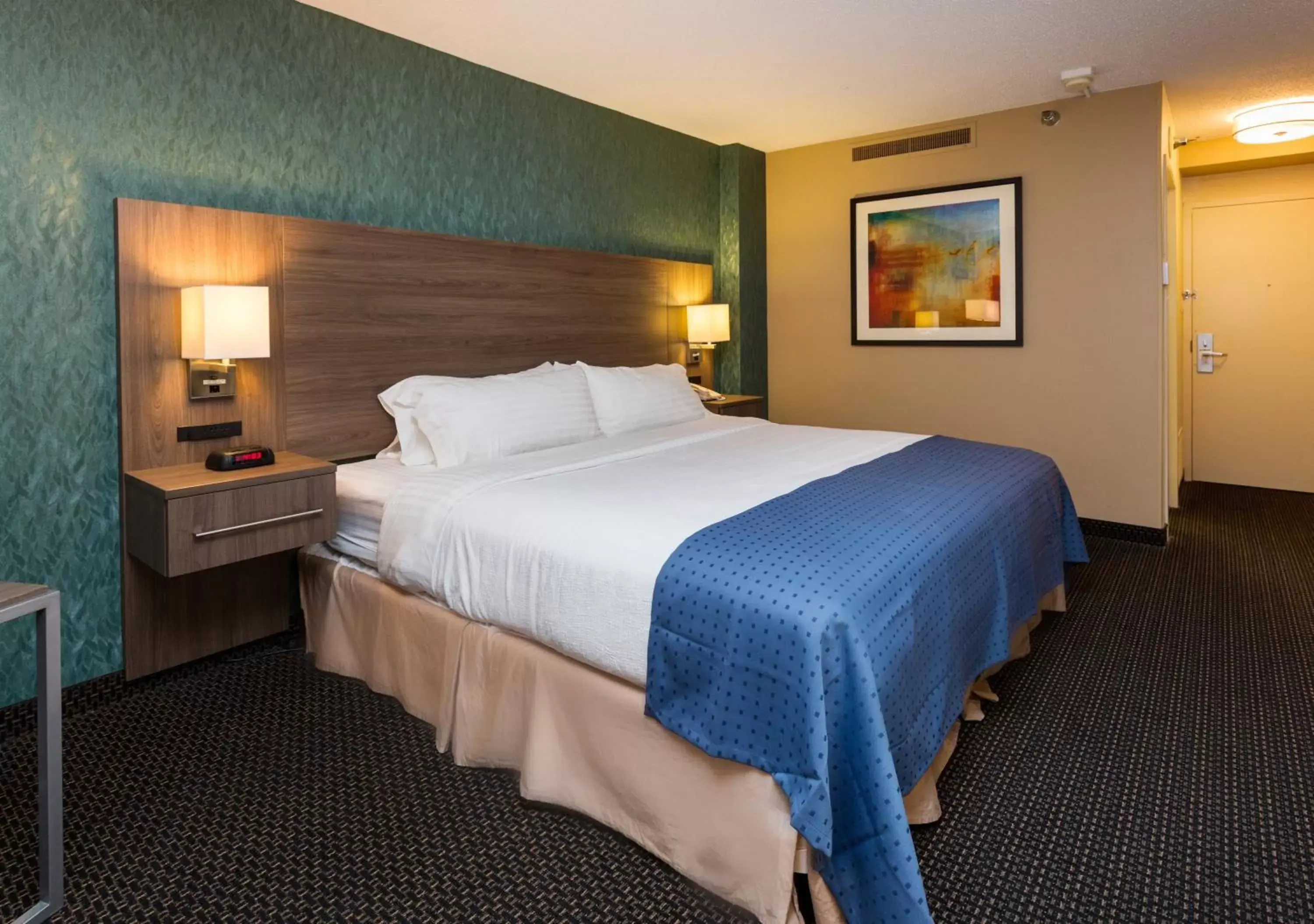 Photo of the whole room, Bed in Holiday Inn Des Moines-Downtown-Mercy Campus, an IHG Hotel