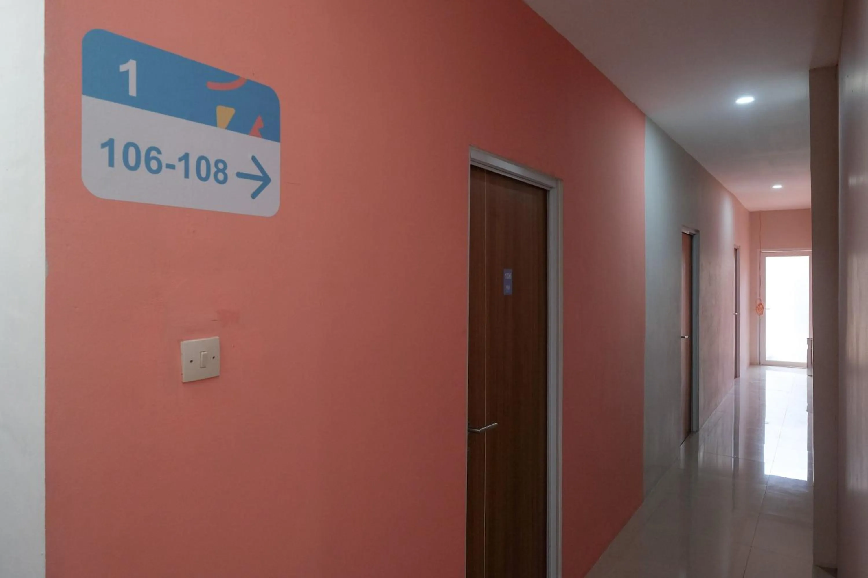 Property logo or sign in Sans Hotel Tiga Putri Semarang by RedDoorz