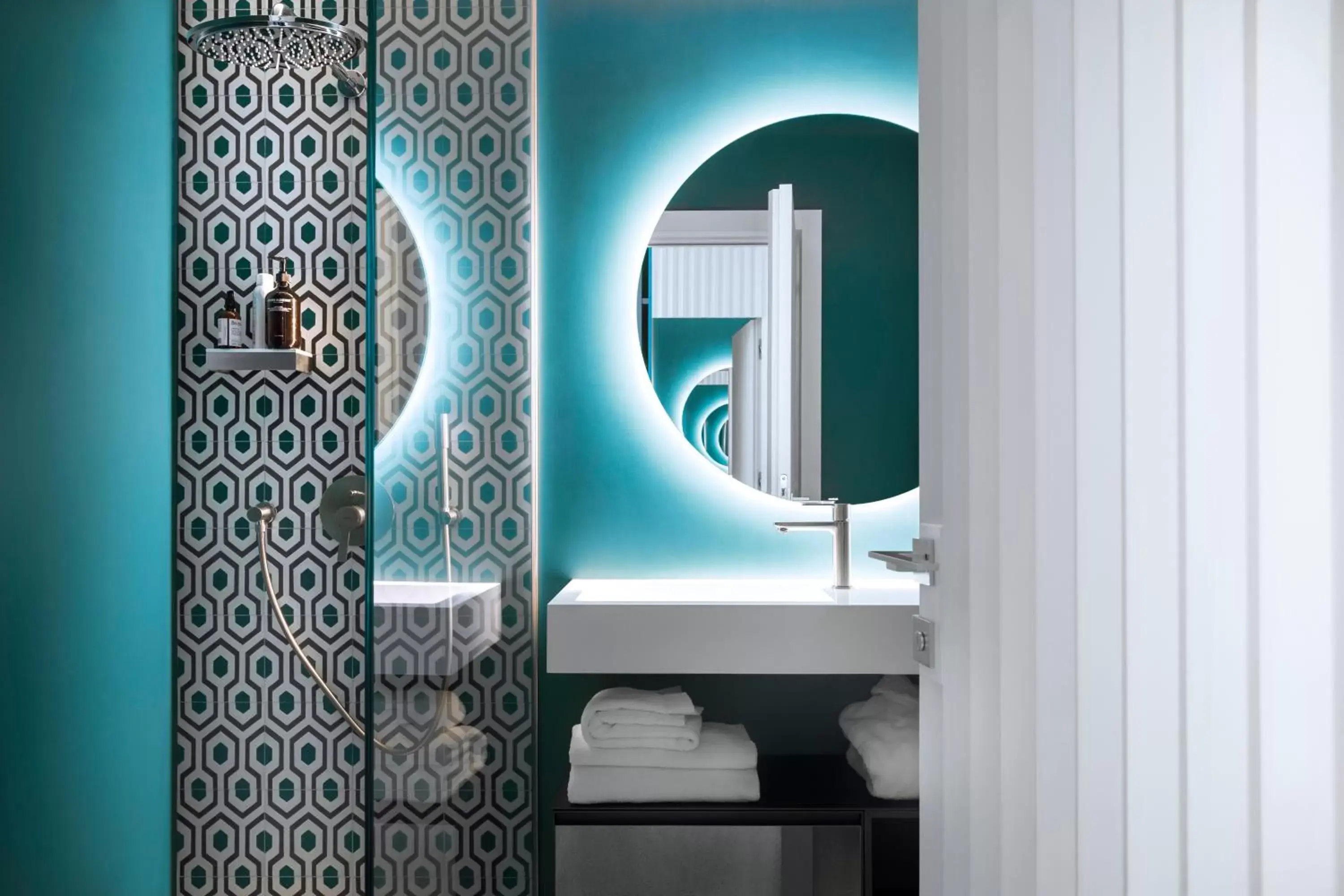 Toilet, Bathroom in Hotel Plaza e de Russie - Relais & Châteaux