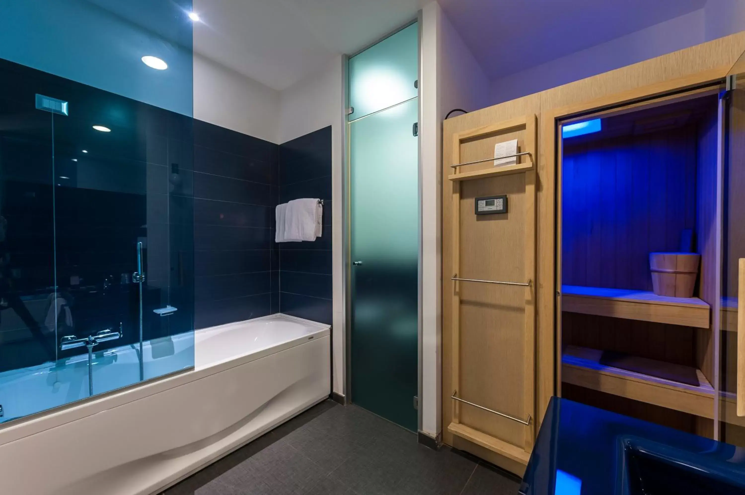 Sauna, Bathroom in Hotel California