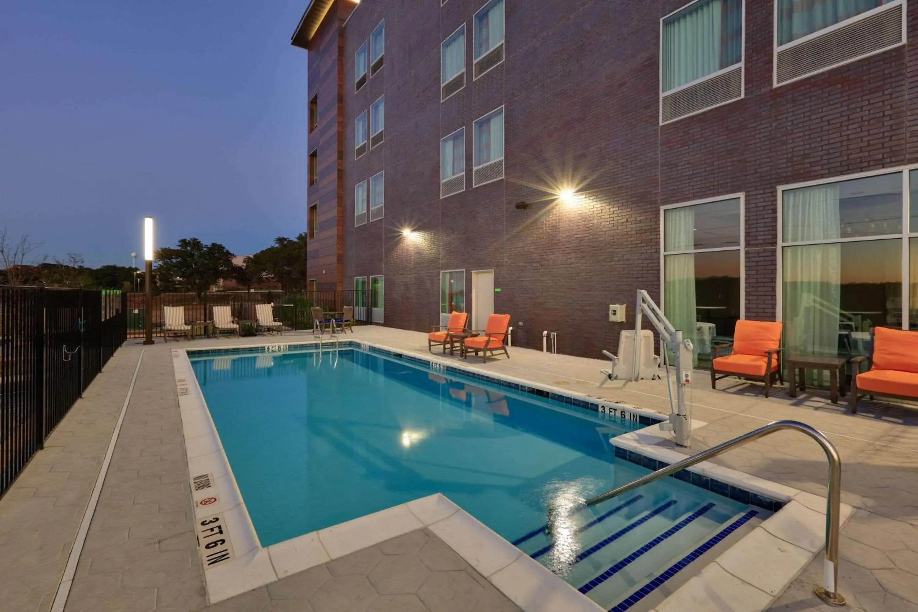 Pool view, Swimming Pool in La Quinta Inn & Suites by Wyndham Lakeway