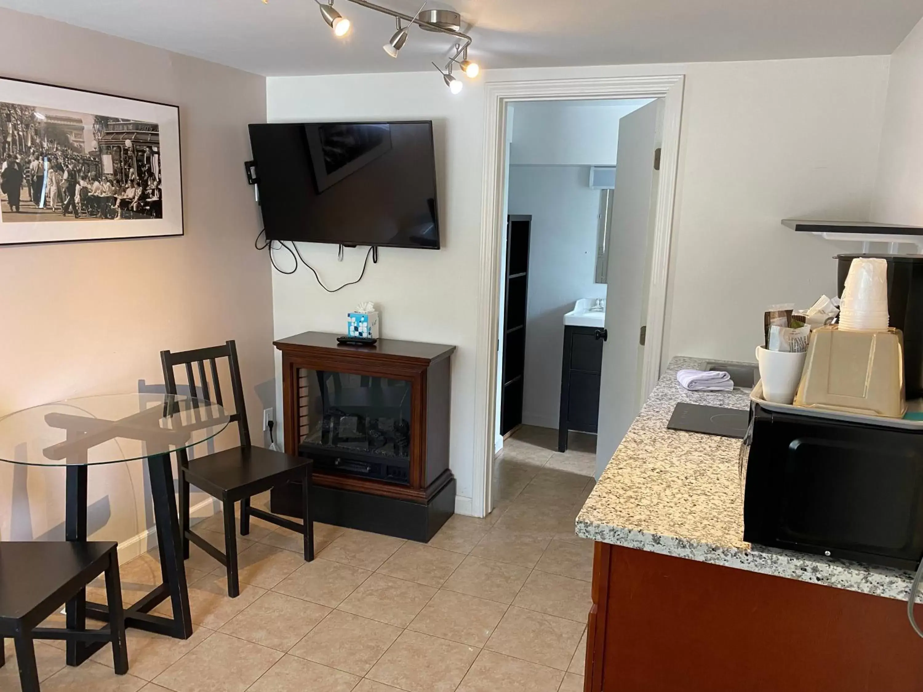 Living room, TV/Entertainment Center in Bide-A-Wee Inn and Cottages