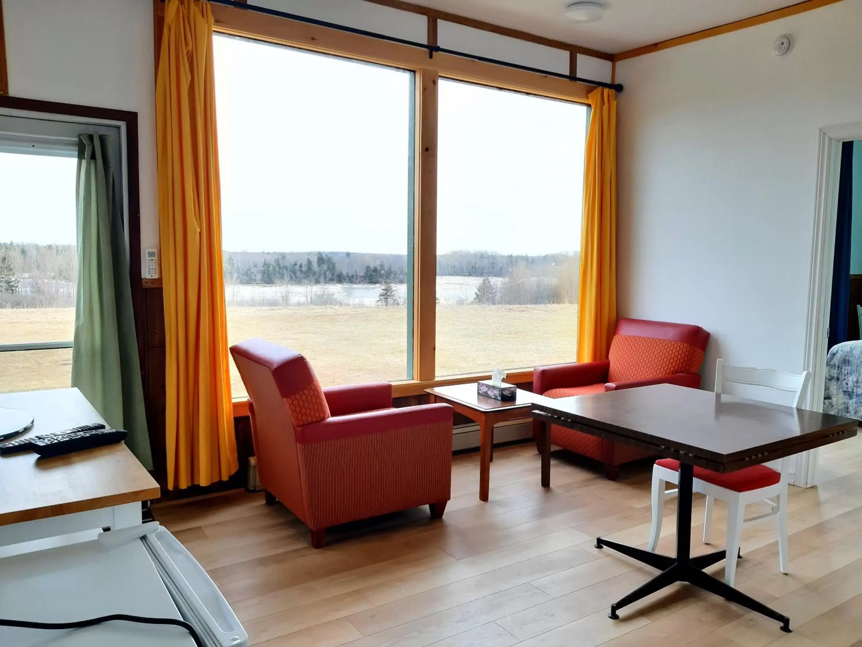 Living room, Seating Area in Balmoral Motel