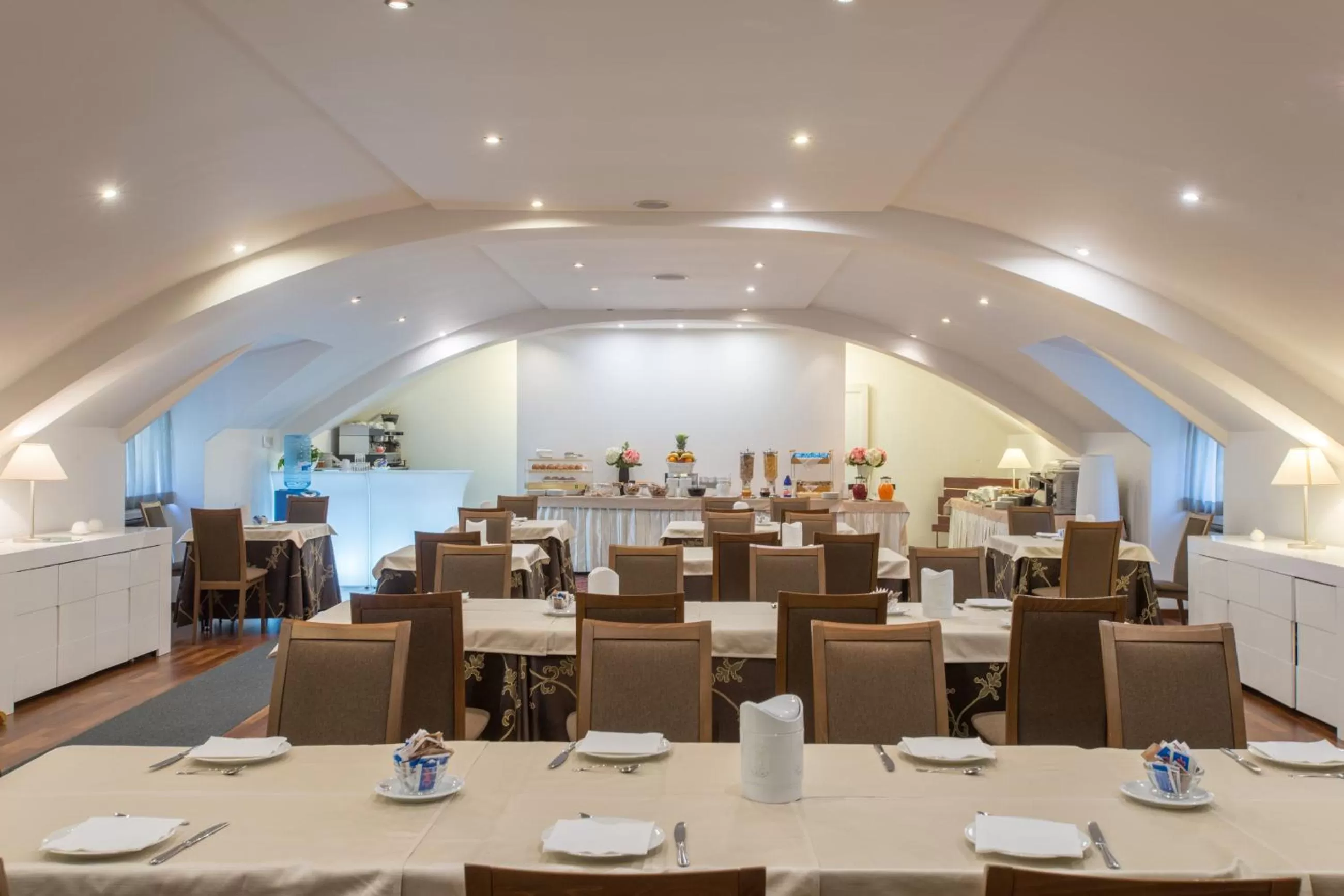 Restaurant/places to eat in Royal Hotel