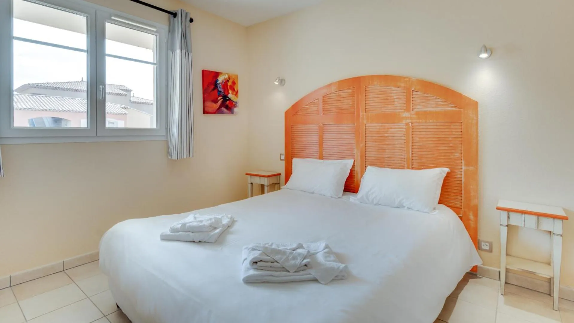 Photo of the whole room, Bed in Vacancéole – Le Domaine de Camiole