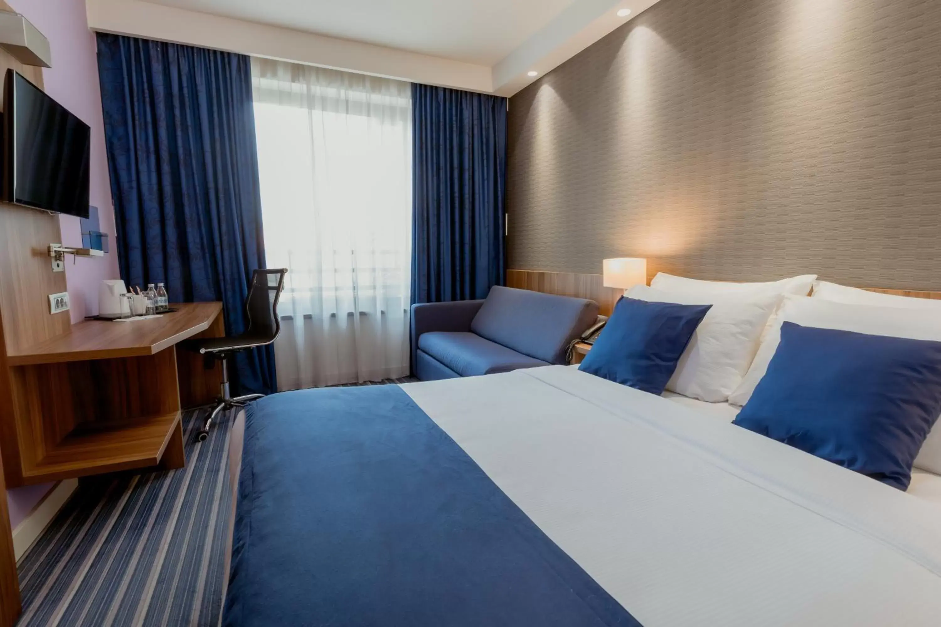 Property building, Bed in Holiday Inn Express Belgrade - City, an IHG Hotel