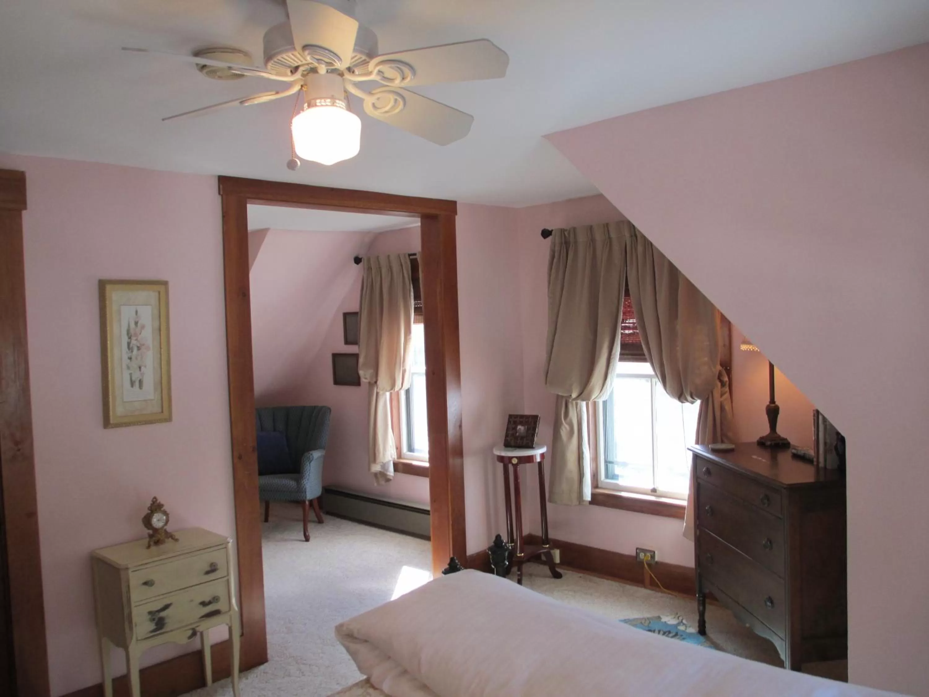 Photo of the whole room, Bed in Follansbee Inn