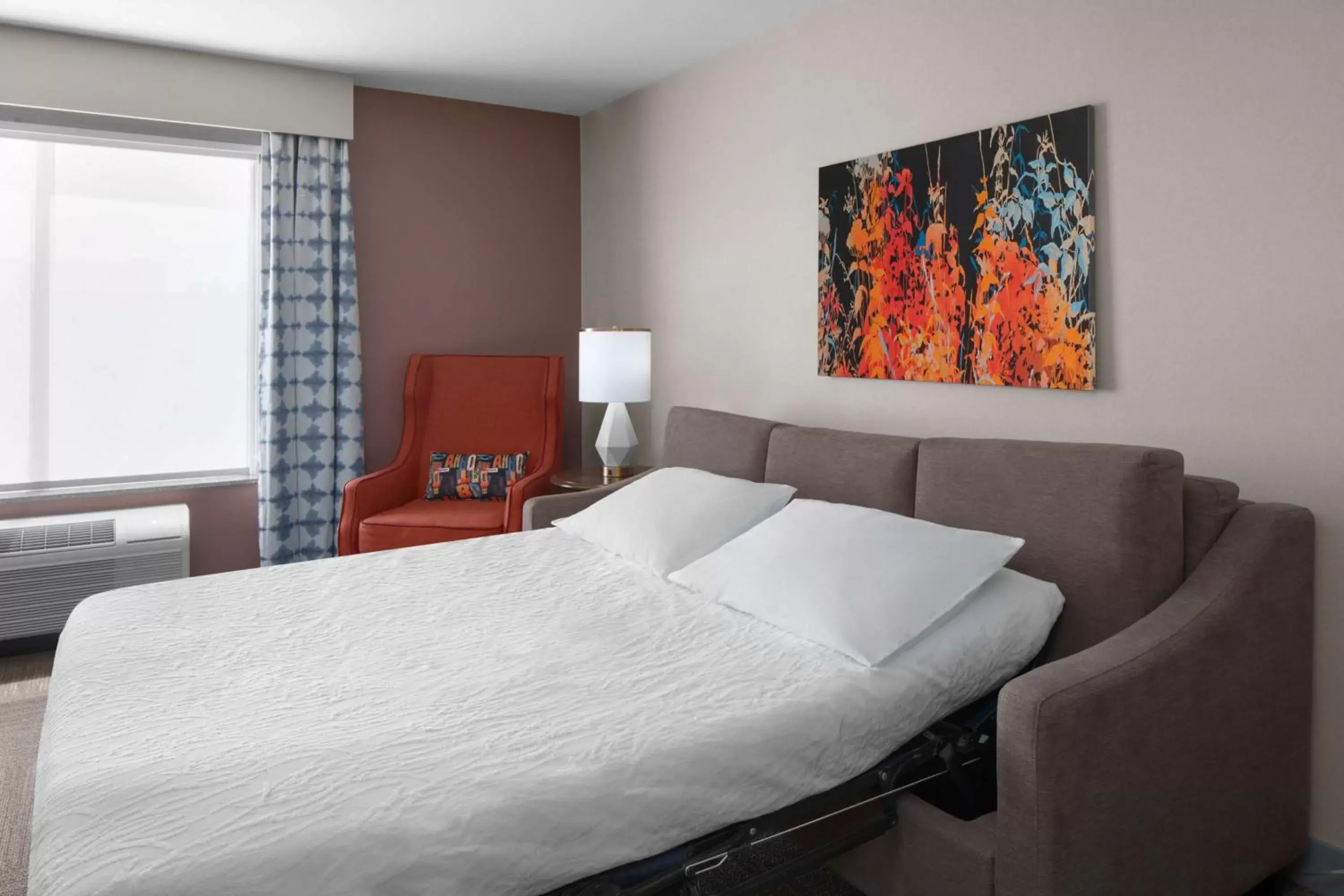 Living room, Bed in Hilton Garden Inn - Salt Lake City Airport