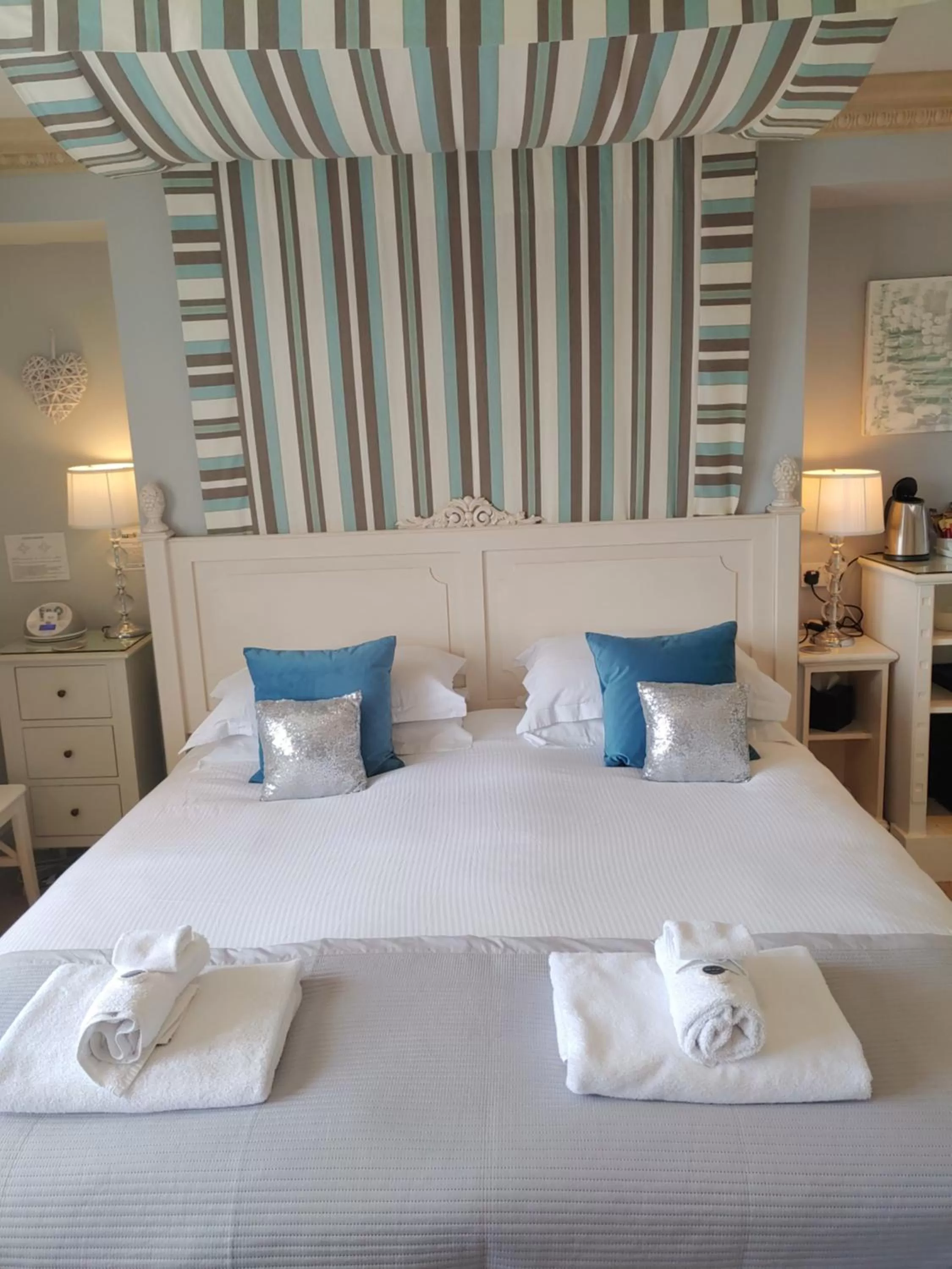 Bed in The Bath House Boutique B&B - IN-ROOM Breakfast - FREE parking