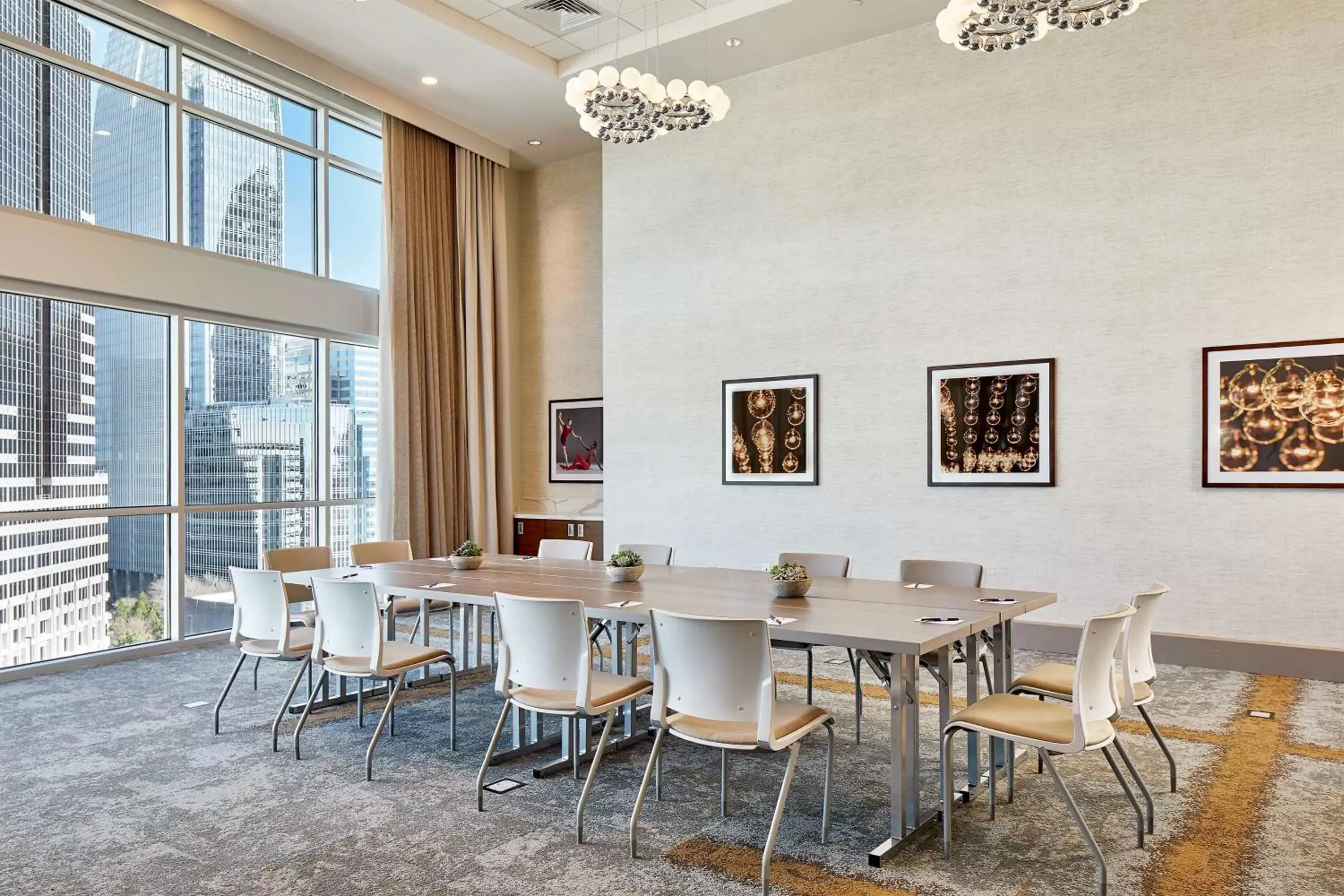 Meeting/conference room, Restaurant/Places to Eat in Hampton Inn & Suites Atlanta-Midtown, Ga