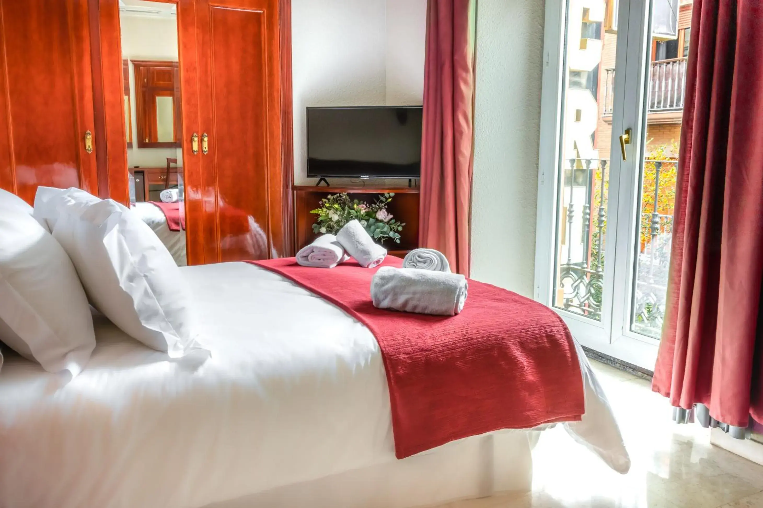 Shower, Bed in Hotel Reina Cristina Shower, Bed in Hotel Reina Cristina