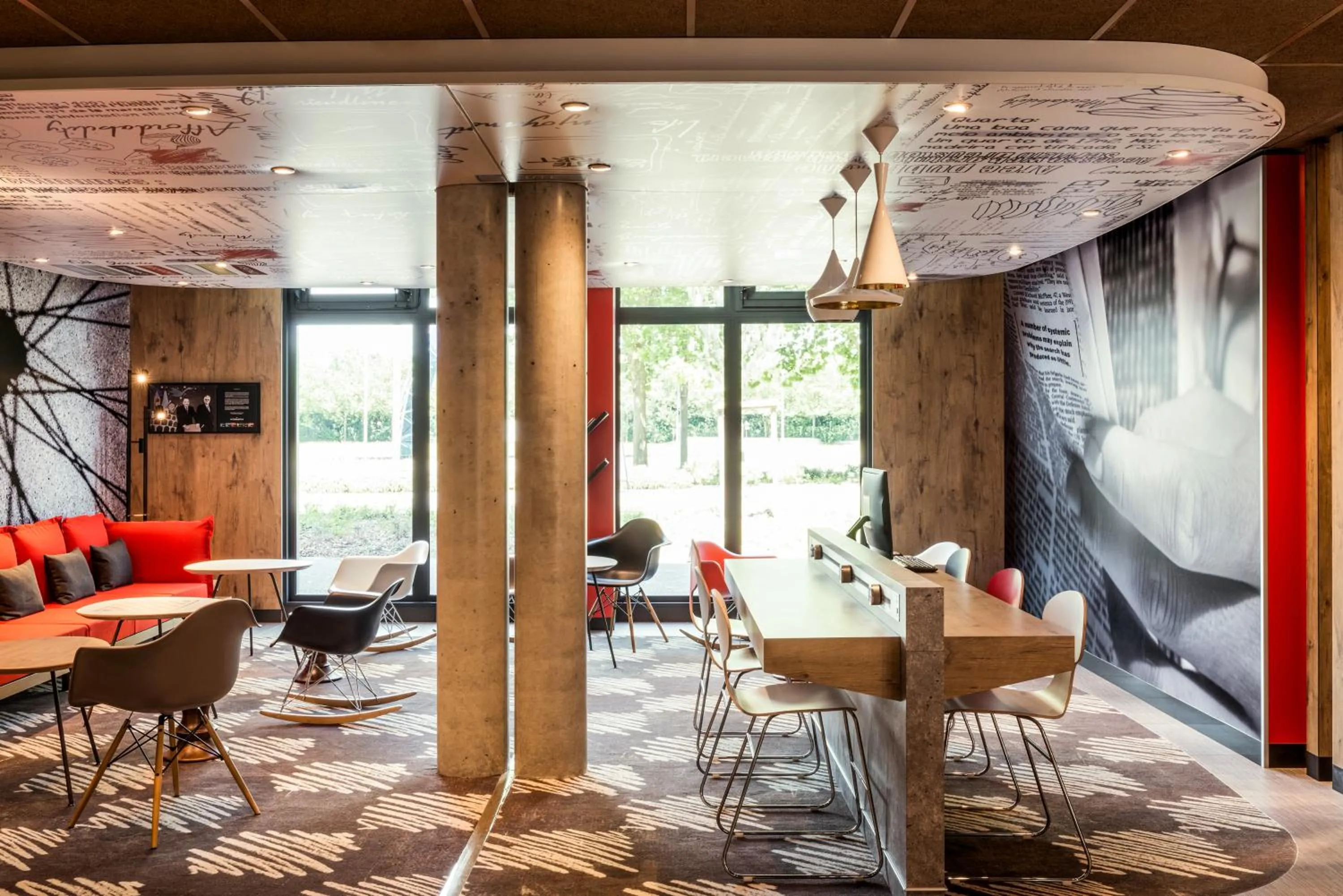 Lobby or reception in ibis Saint Quentin en Yvelines - Vélodrome