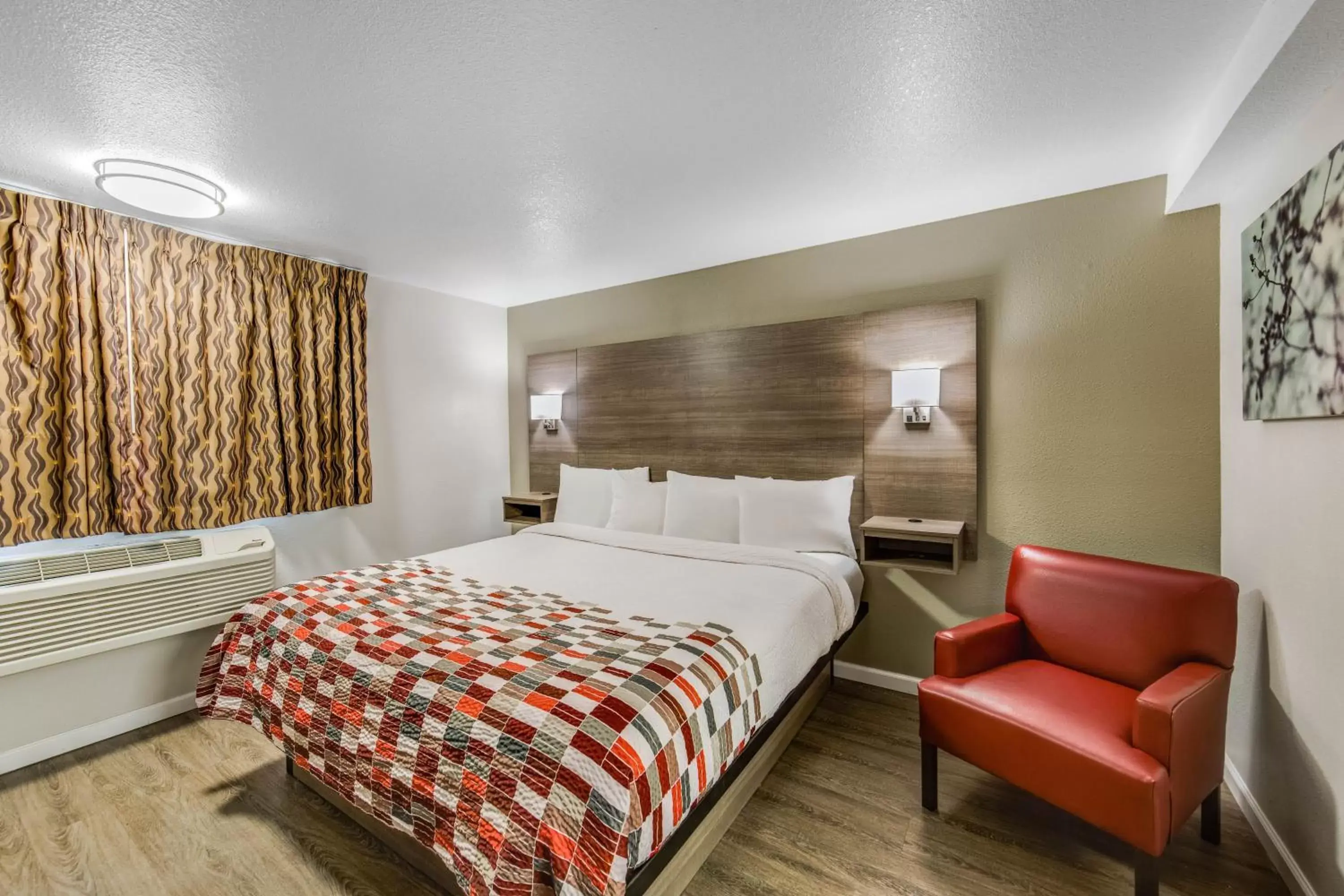 Photo of the whole room, Bed in Red Roof Inn & Suites Medford - Airport