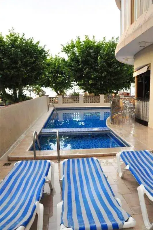 Swimming Pool in Hotel Haromar