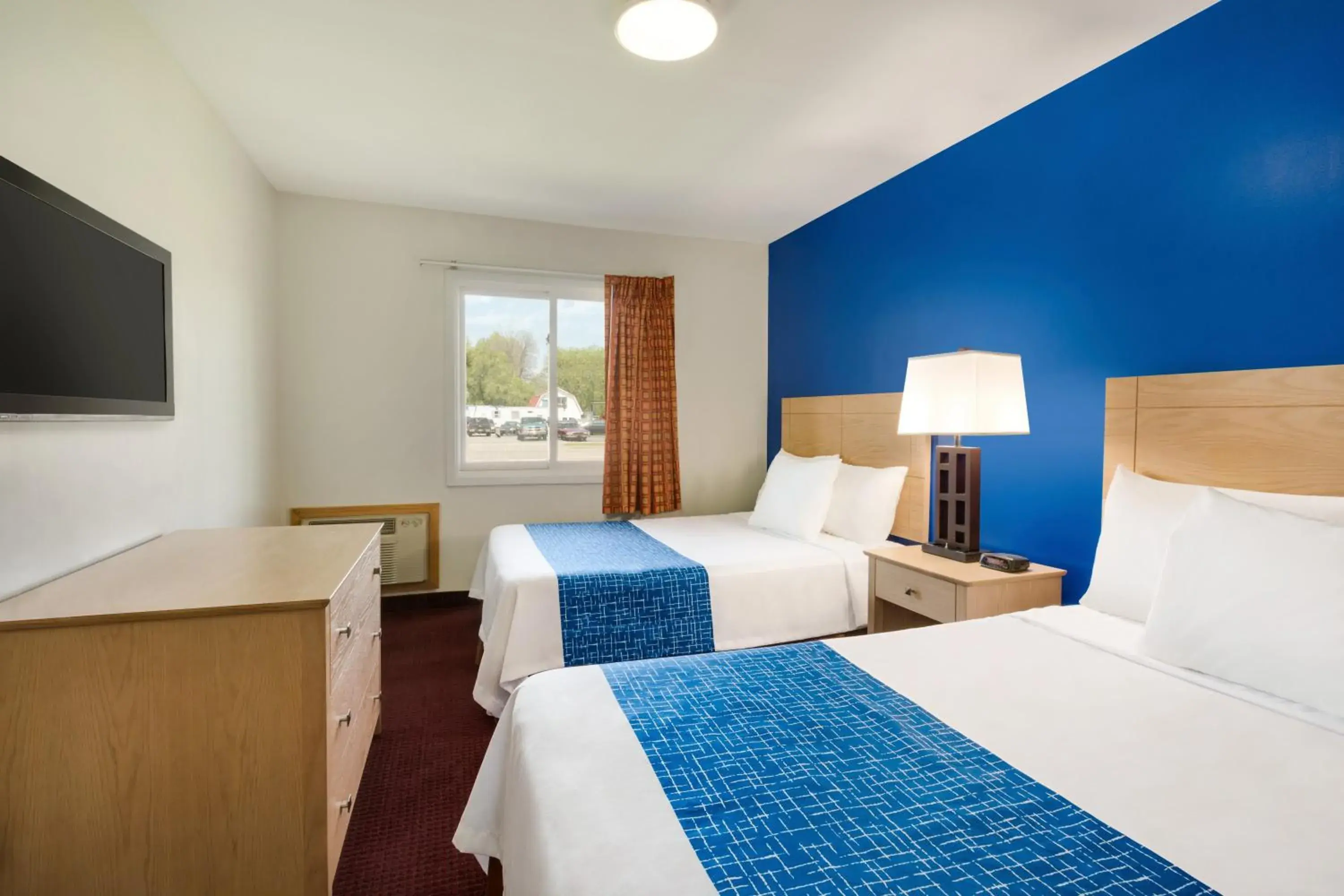 Photo of the whole room, Bed in Travelodge by Wyndham Niagara Falls