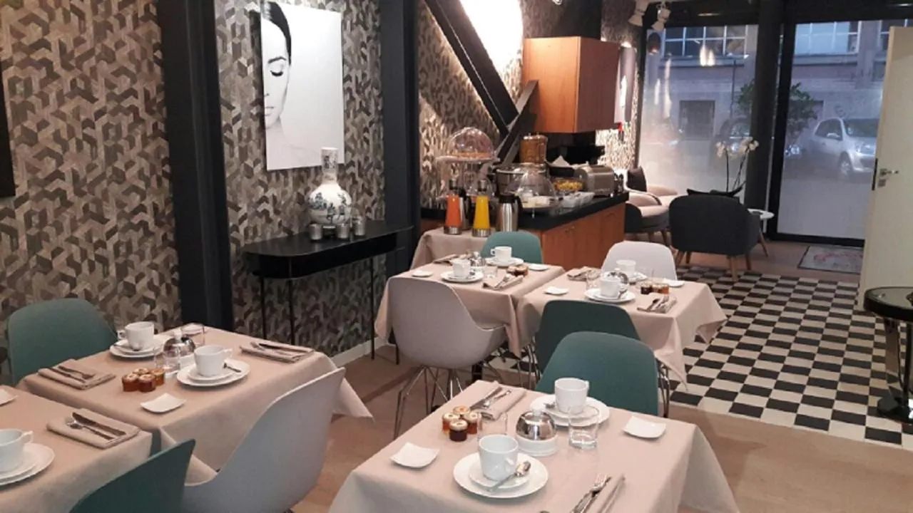 Buffet breakfast in Hôtel Villa Eiffel Mademoiselle