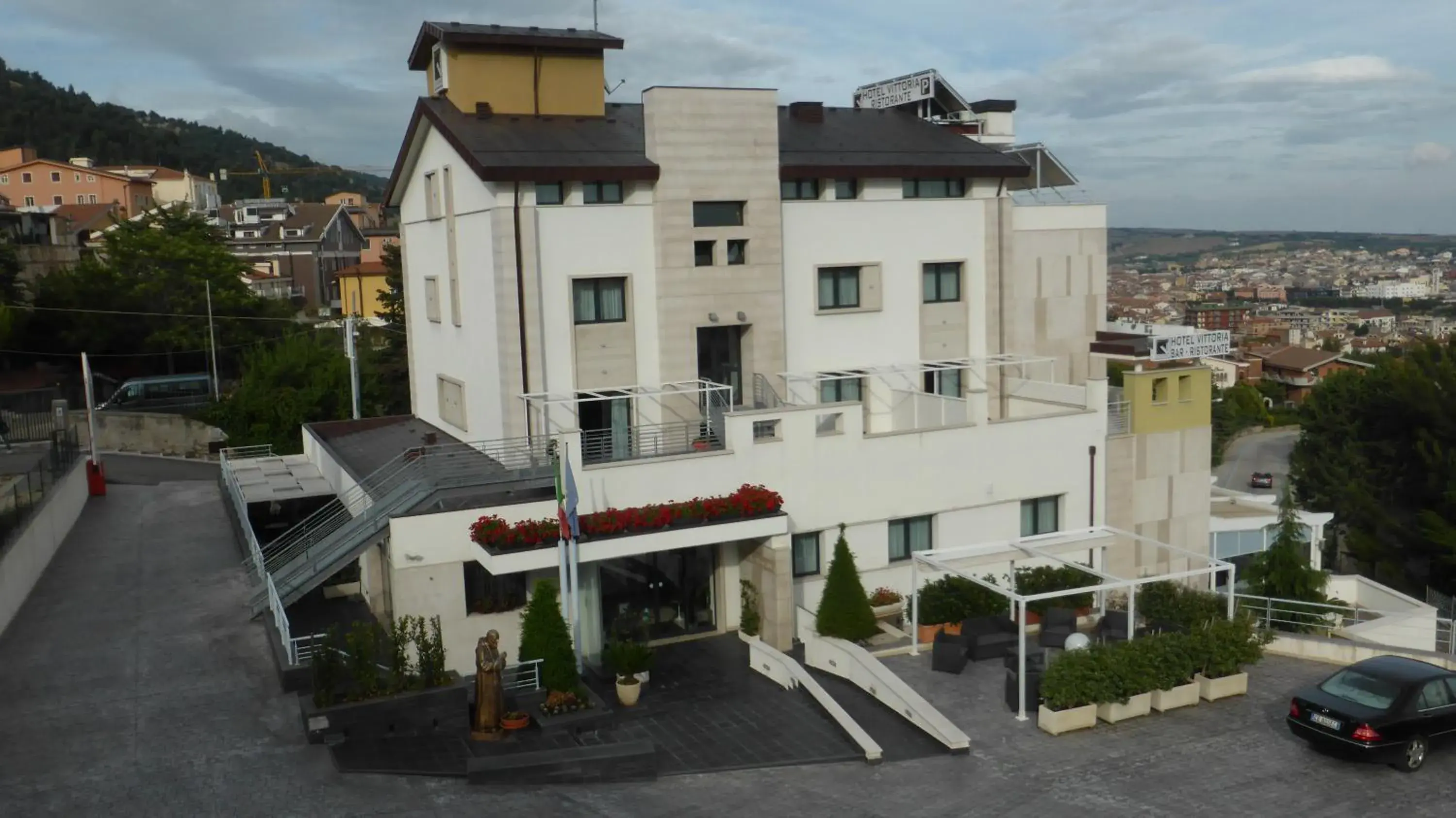 Facade/entrance, Property Building in Hotel Vittoria