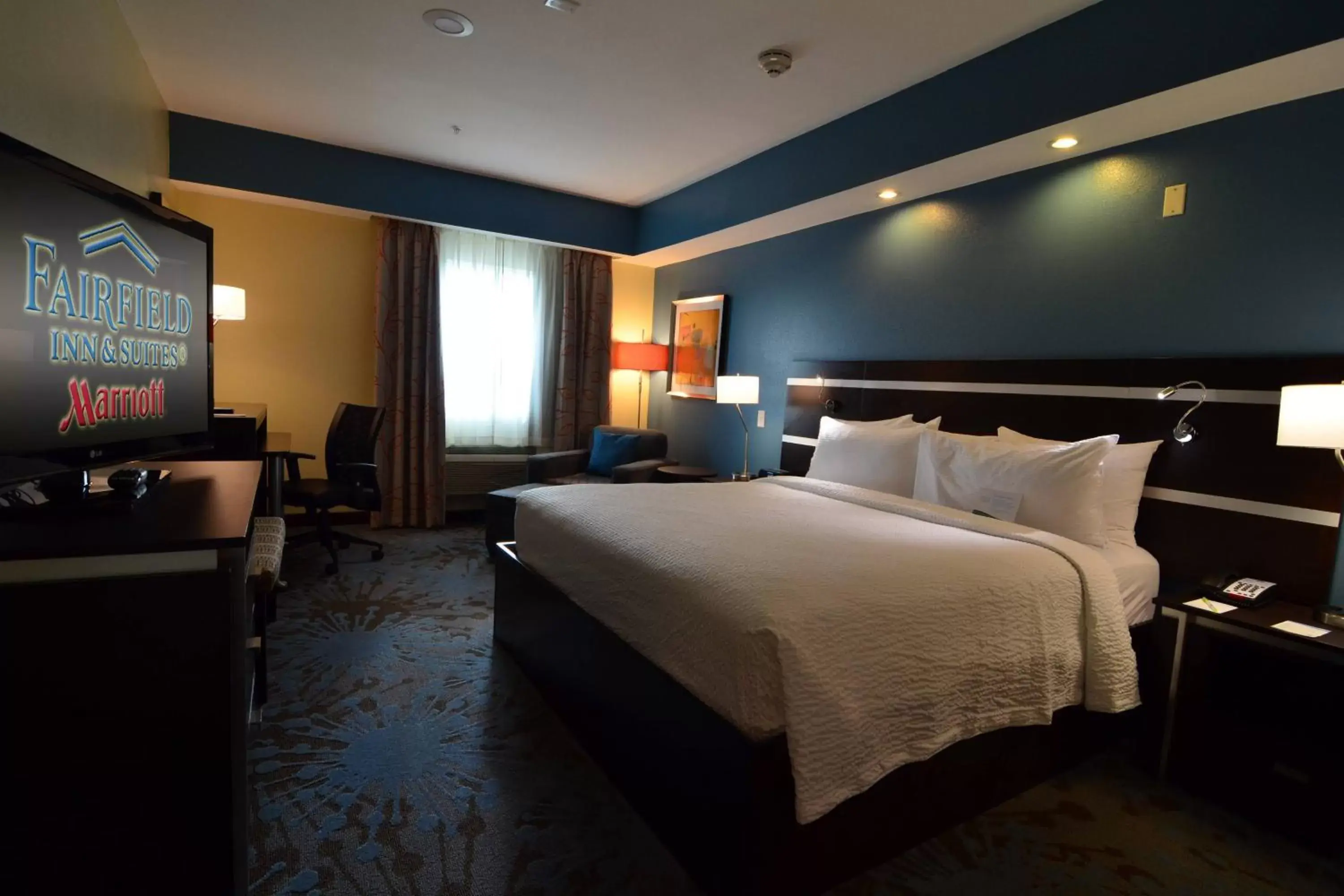 Photo of the whole room, Bed in Fairfield Inn and Suites by Marriott North Spring