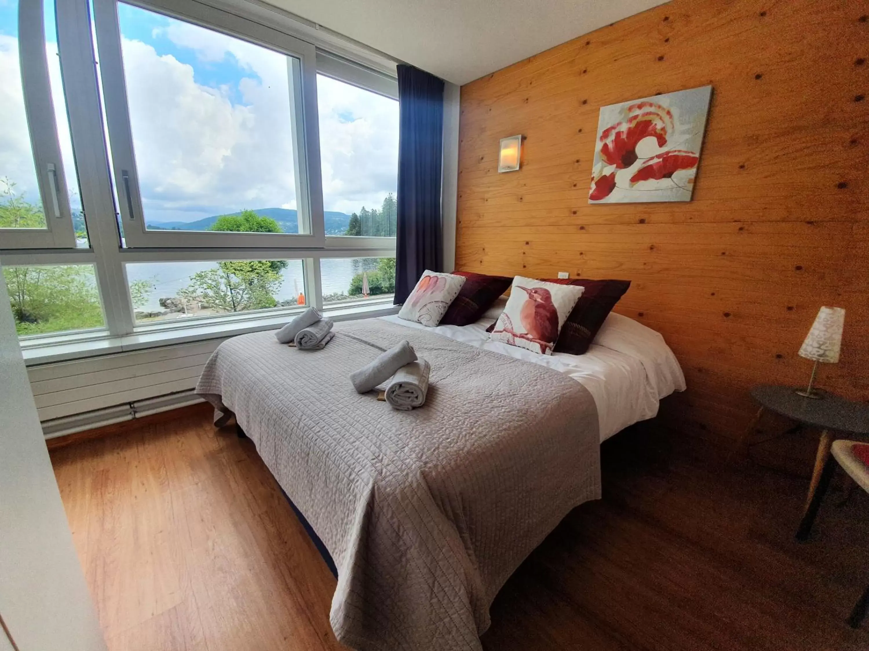 Living room, Bed in Appart'Hôtel LIDO au bord de l'eau