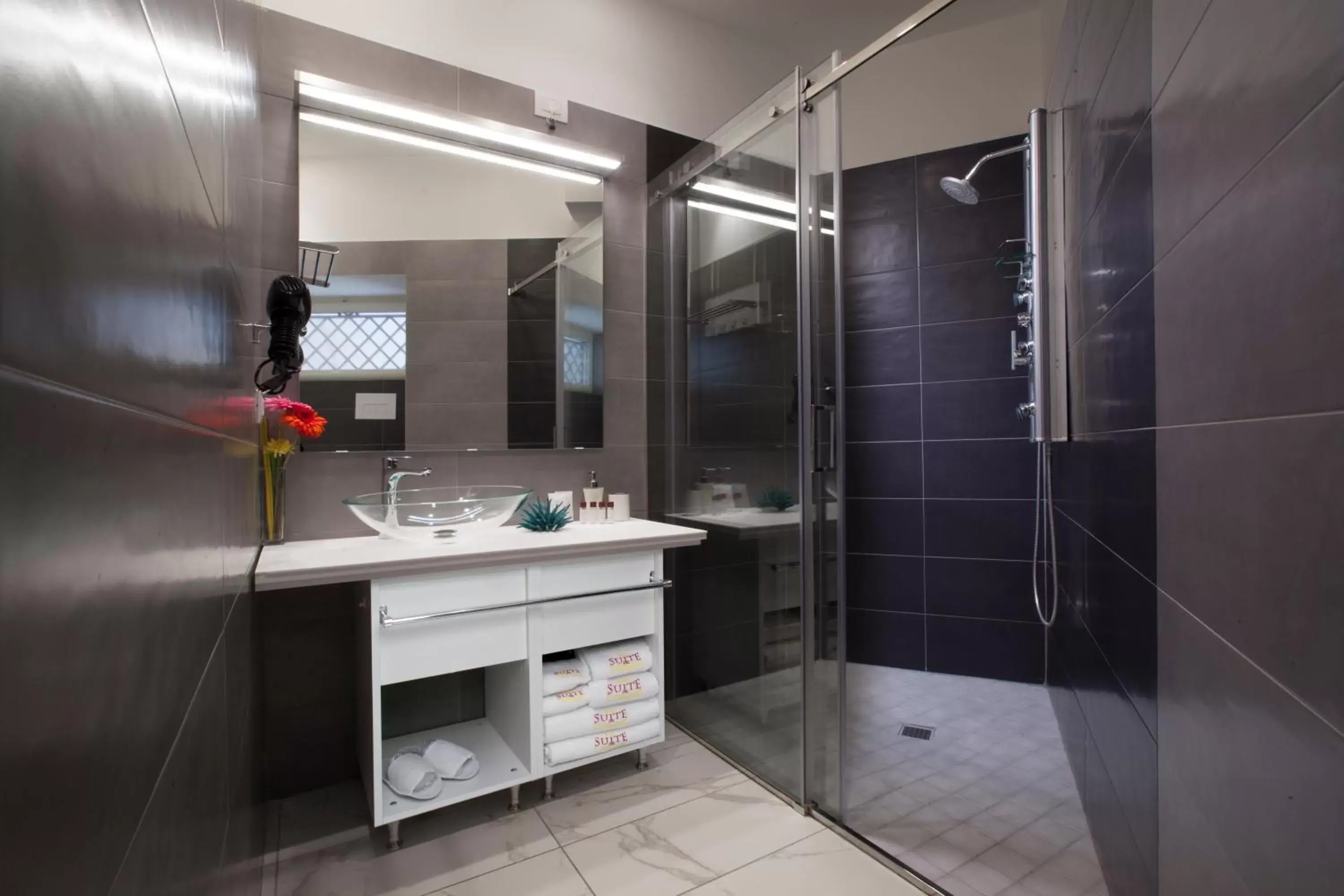 Shower, Bathroom in Suite dei Catalani