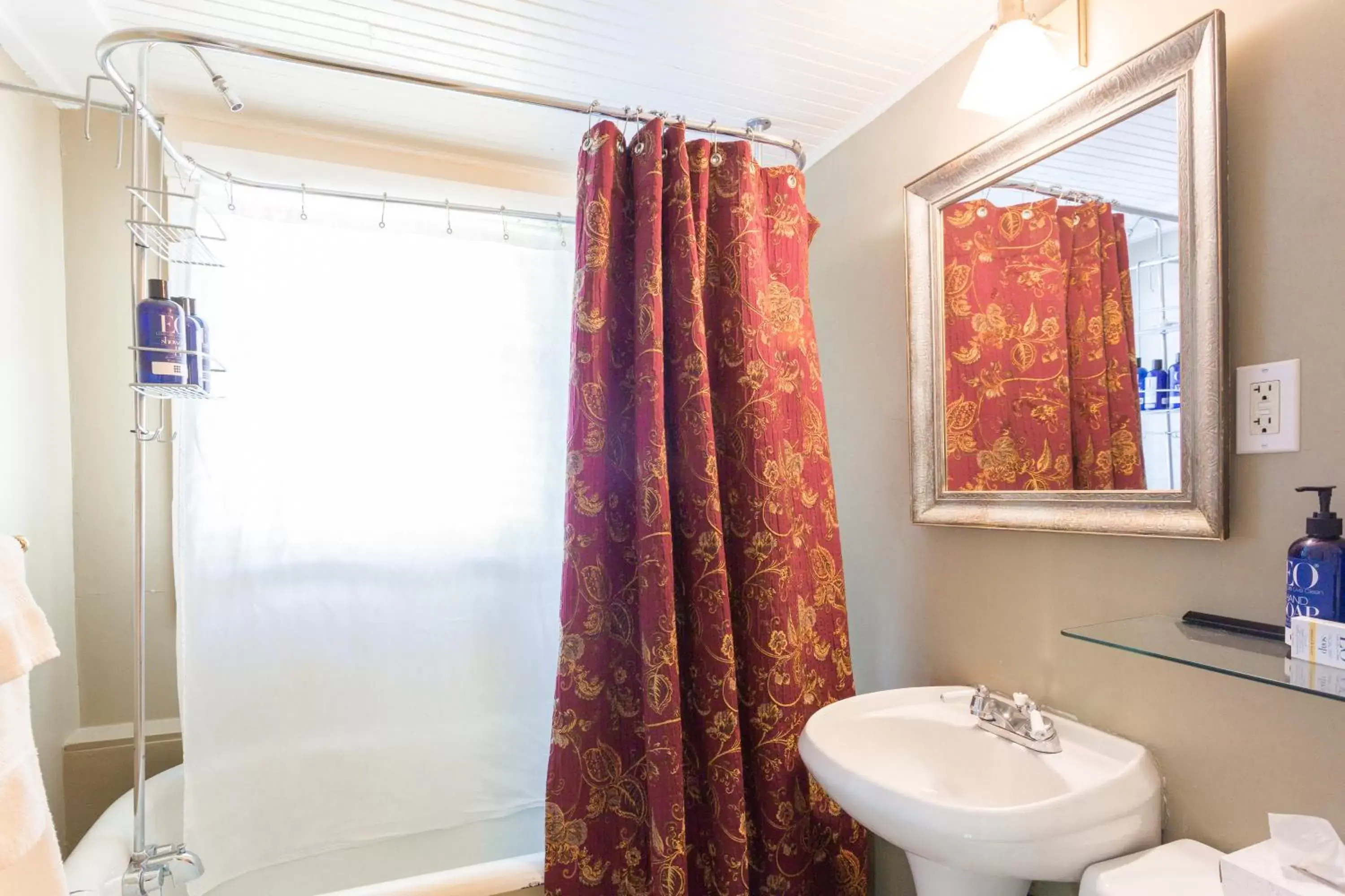 Bathroom in Panama Hotel and Suites