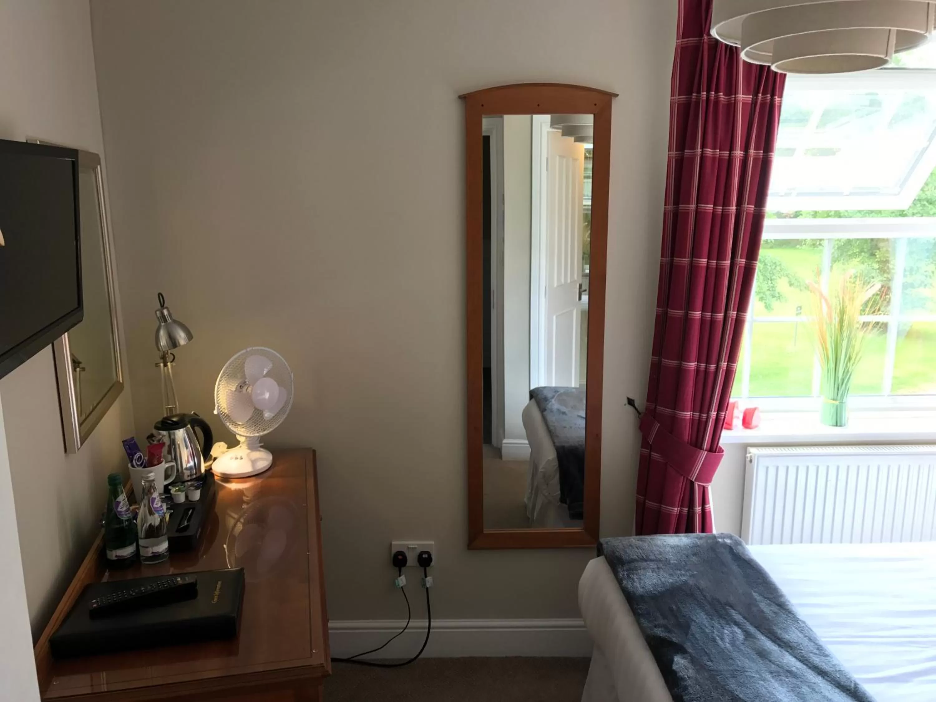 Bedroom, Bed in The Black Swan Inn