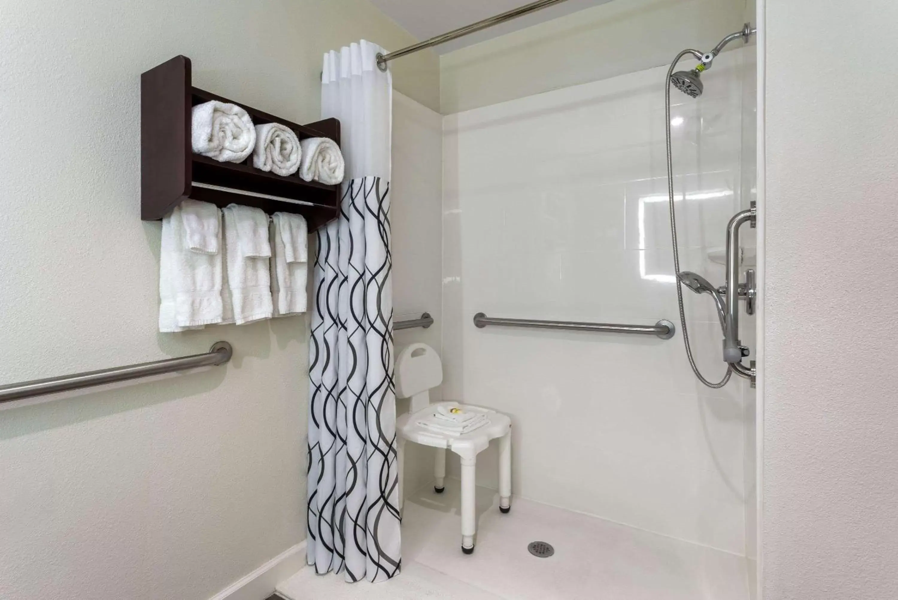 Shower, Bathroom in La Quinta by Wyndham Columbus West - Hilliard