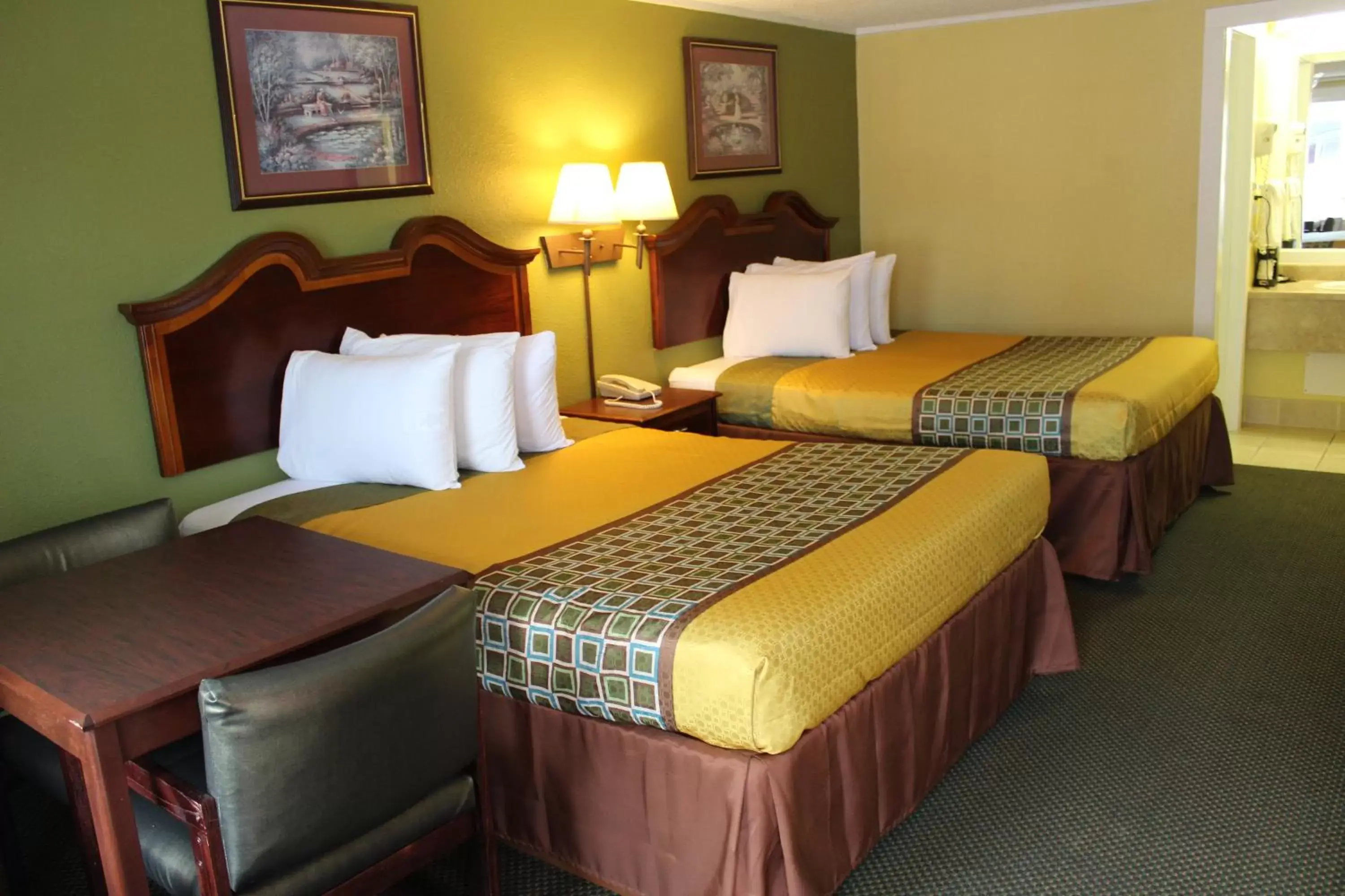 Bedroom, Bed in America's Best Value Inn Conyers