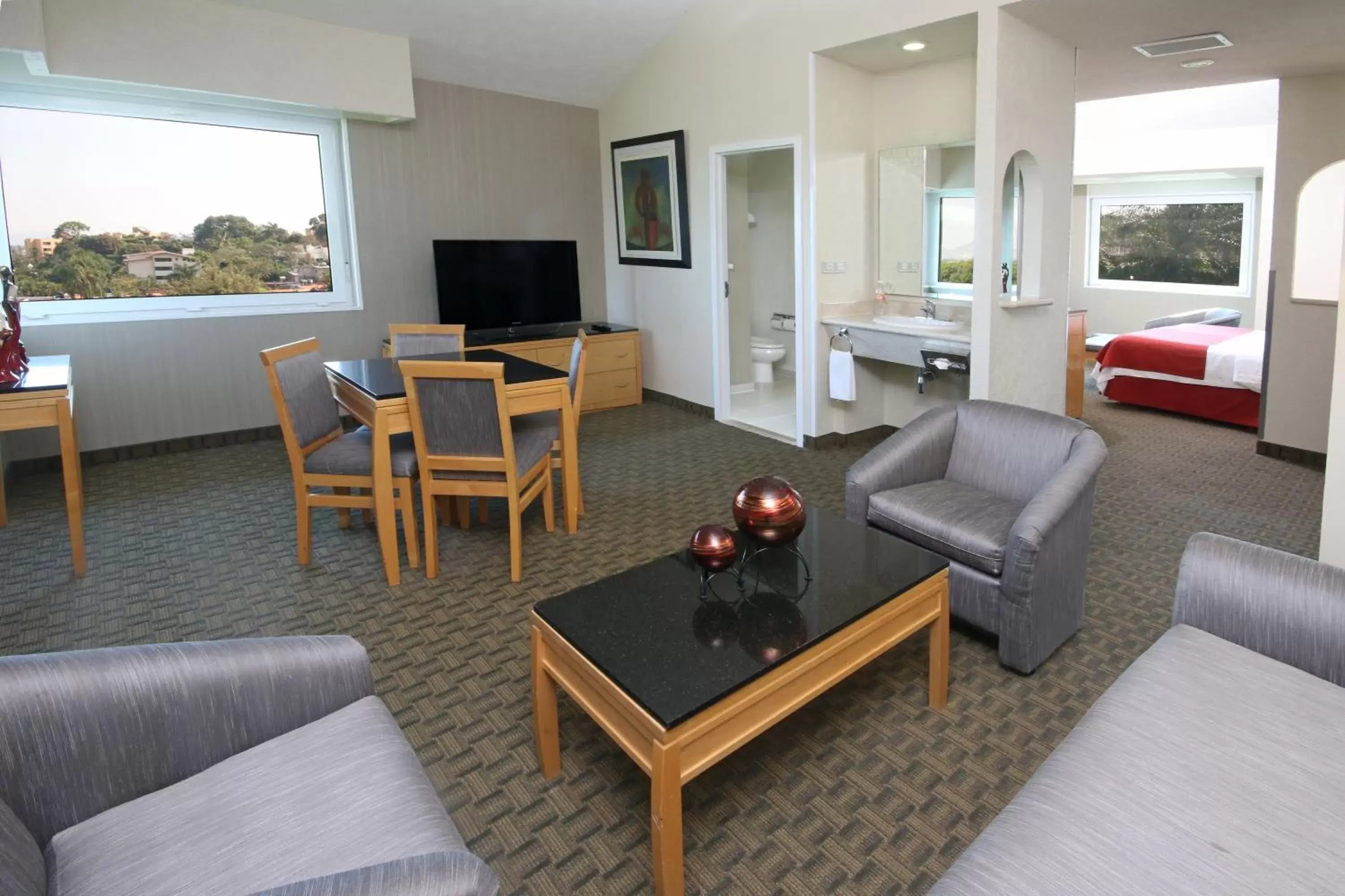 Photo of the whole room, Seating Area in Holiday Inn Cuernavaca, an IHG Hotel