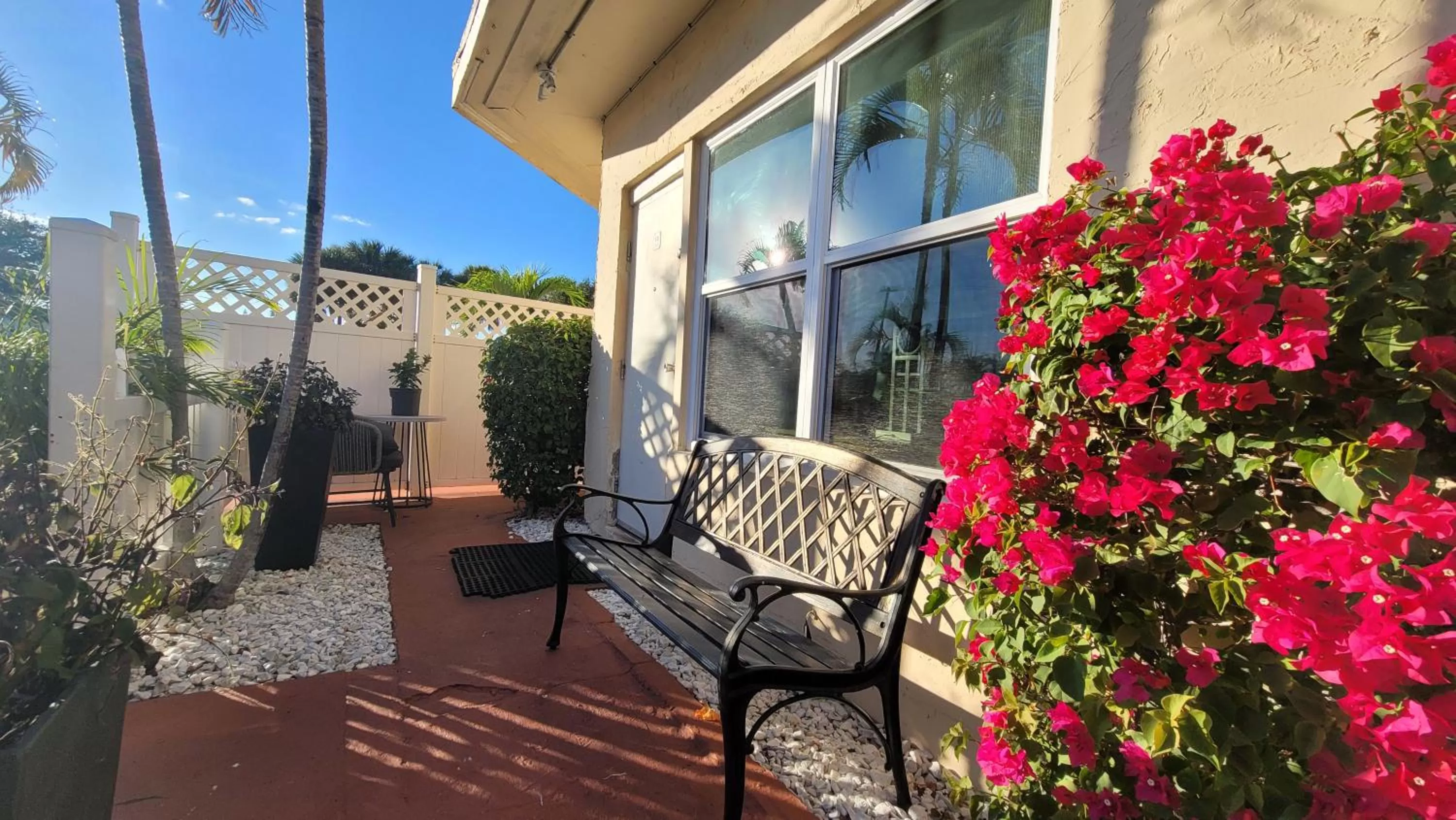 Garden in Barefoot mailman motel