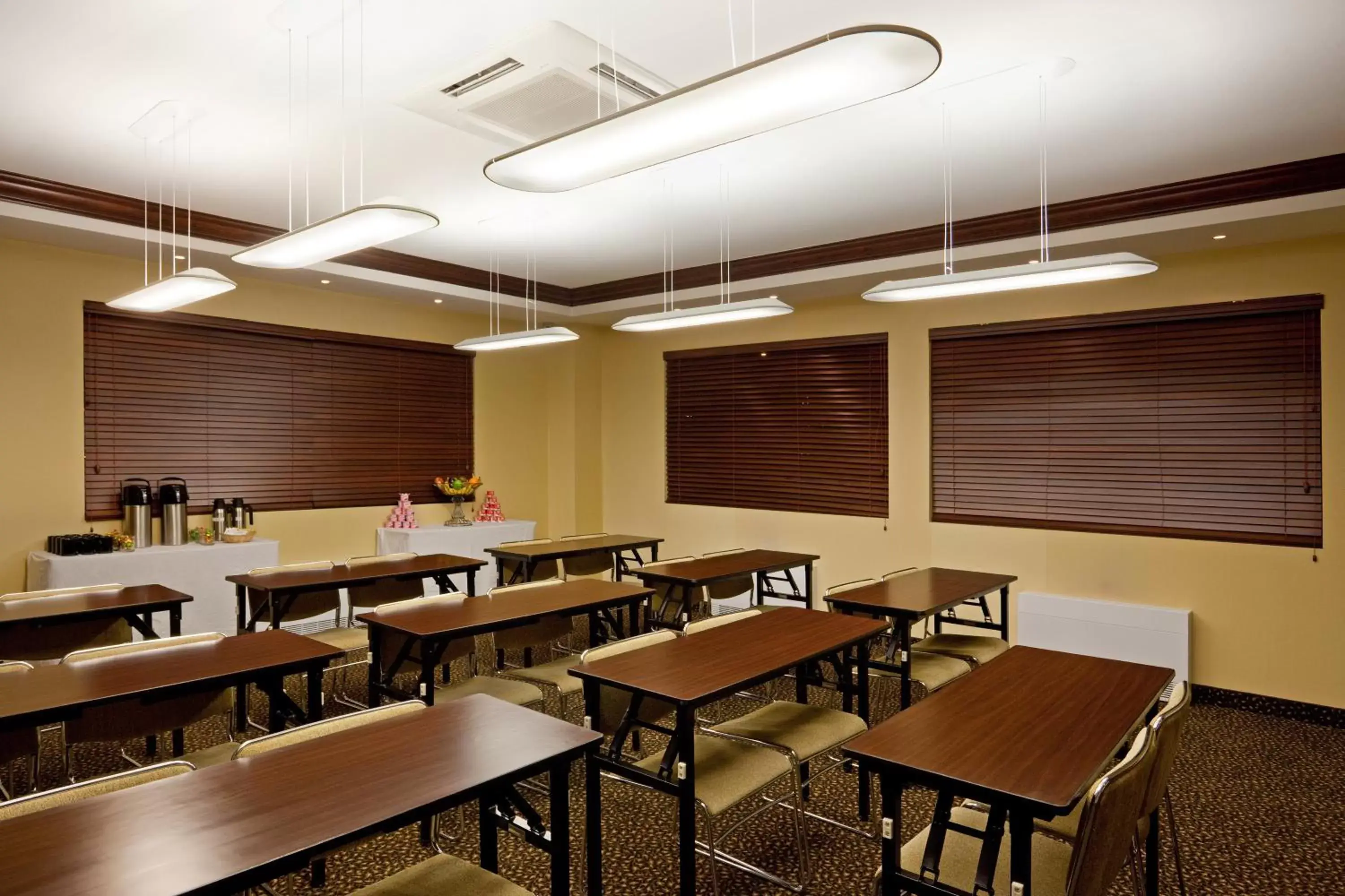 Meeting/conference room, Restaurant/Places to Eat in Holiday Inn Express St. Jean Sur Richelieu, an IHG Hotel