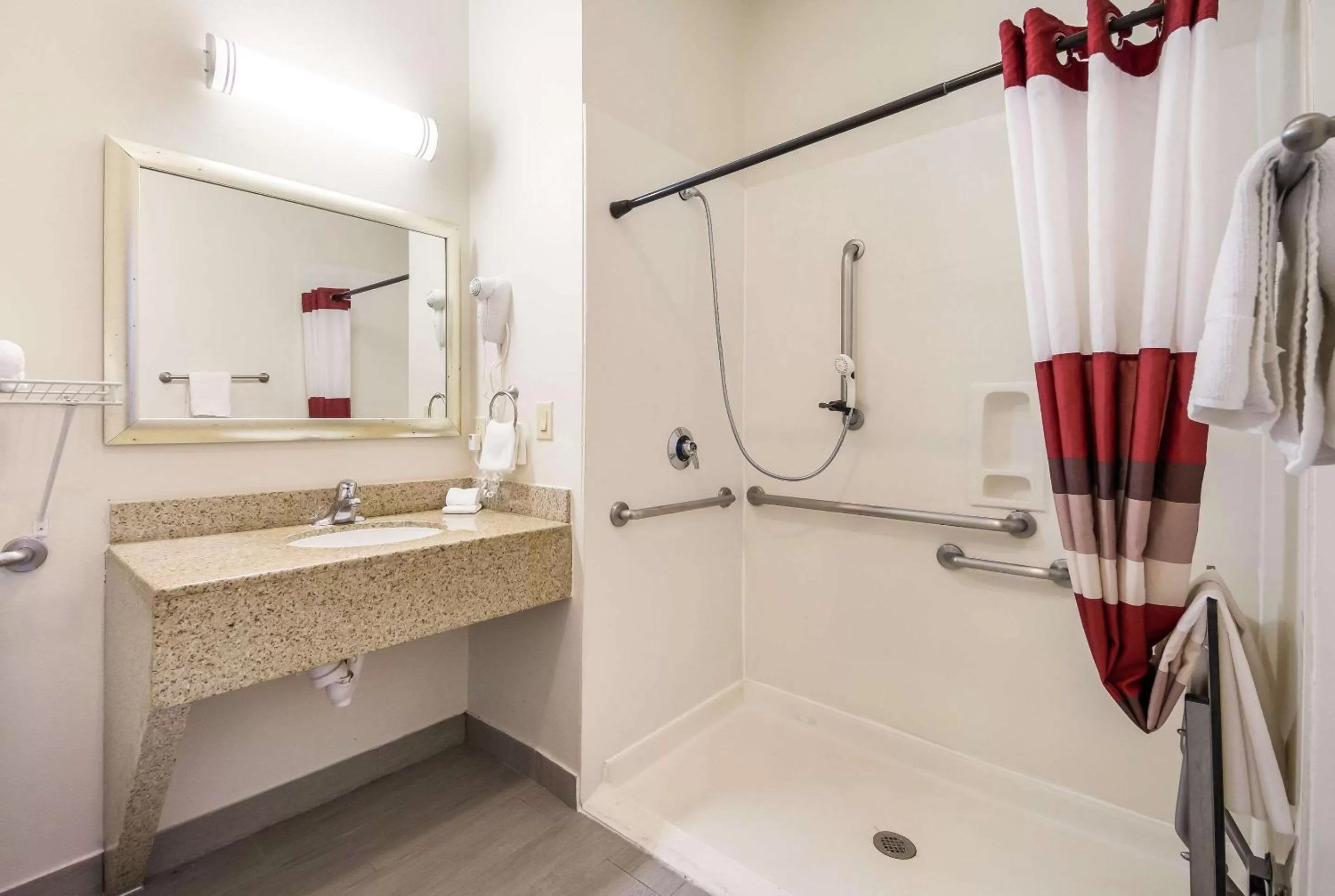 Bathroom in Econo Lodge Laredo