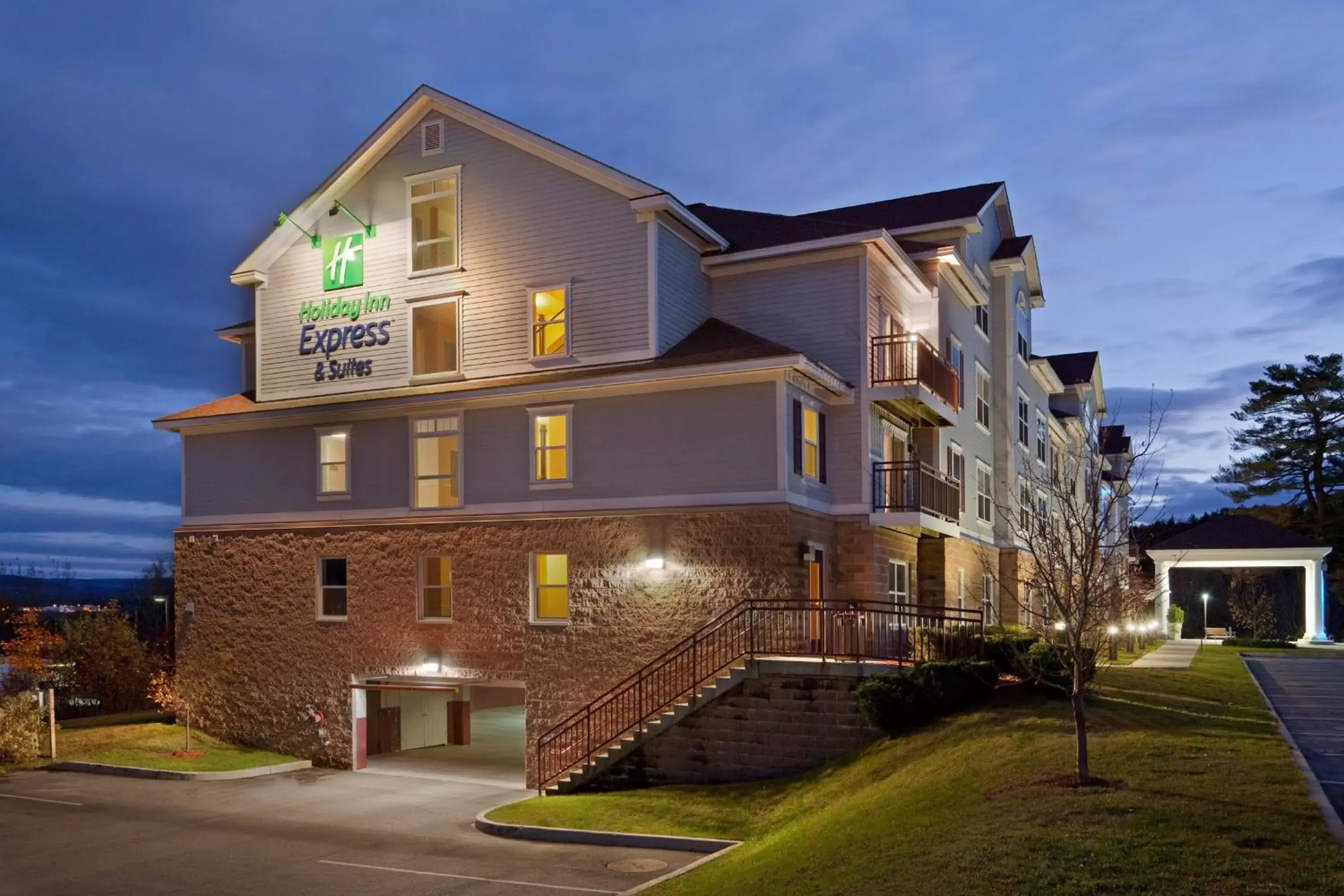 Lobby or reception, Property Building in Holiday Inn Express Hotel & Suites White River Junction, an IHG Hotel