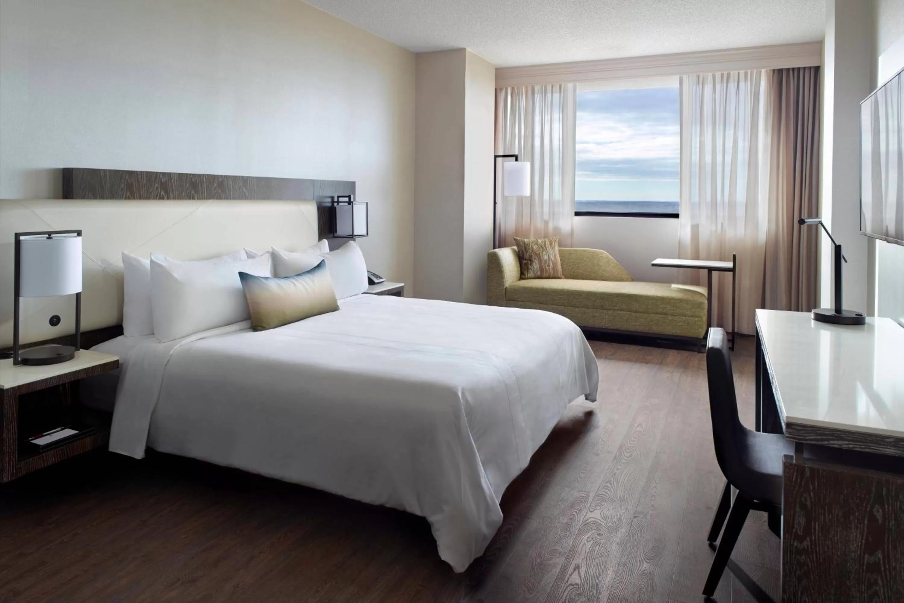 Photo of the whole room, Bed in Atlanta Airport Marriott