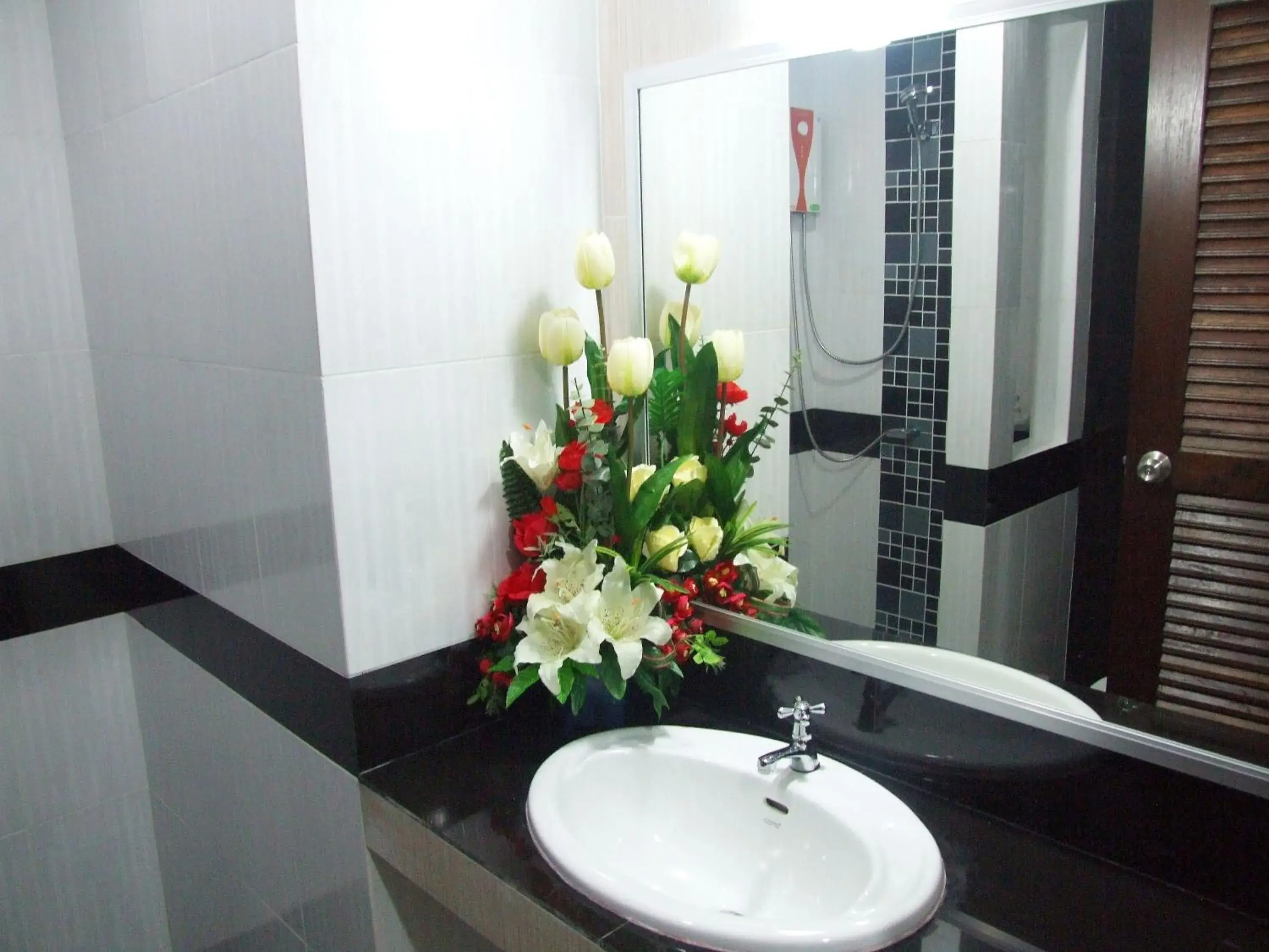 Bathroom in Rueanrimnam Hotel